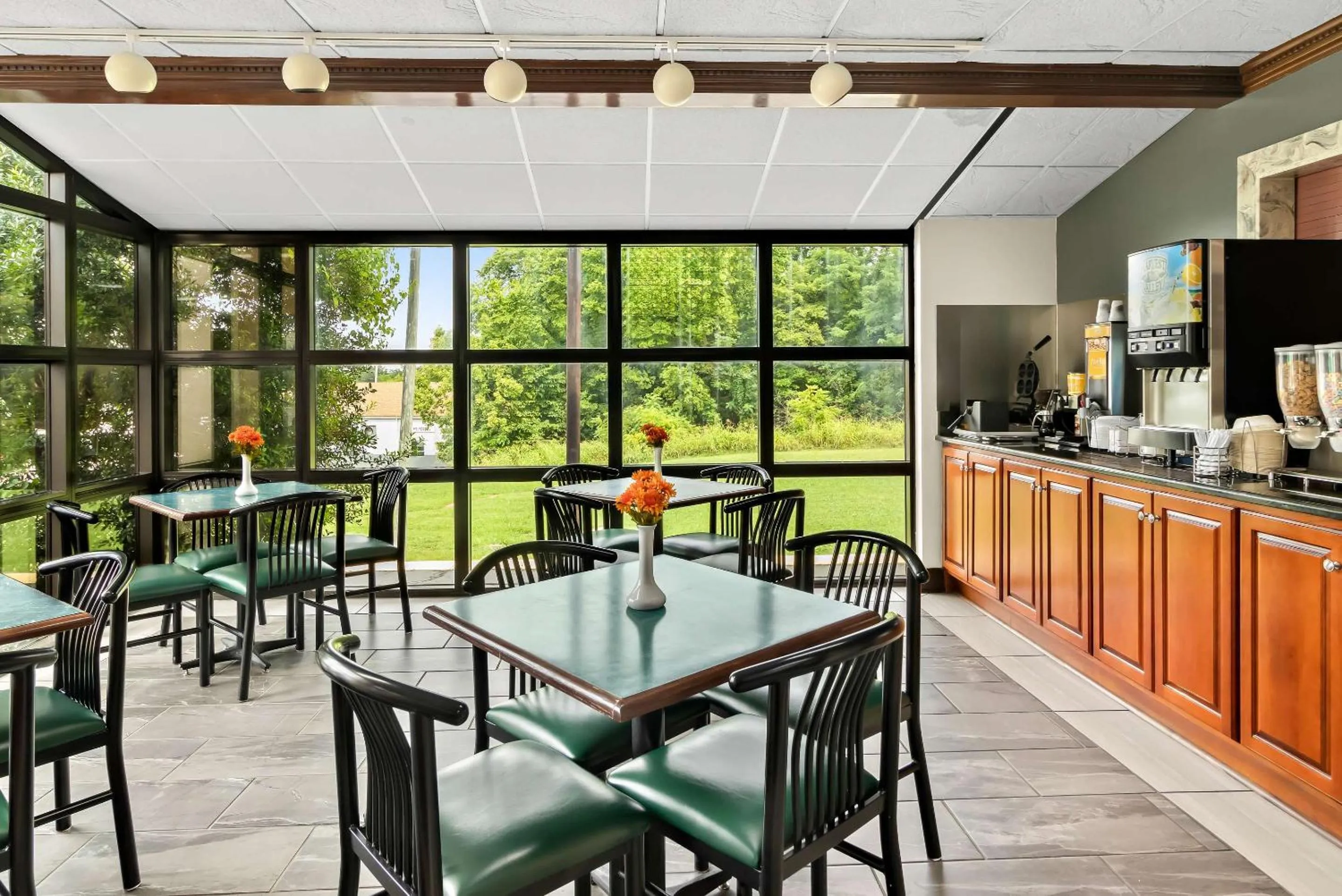 Breakfast in Quality Inn Russellville