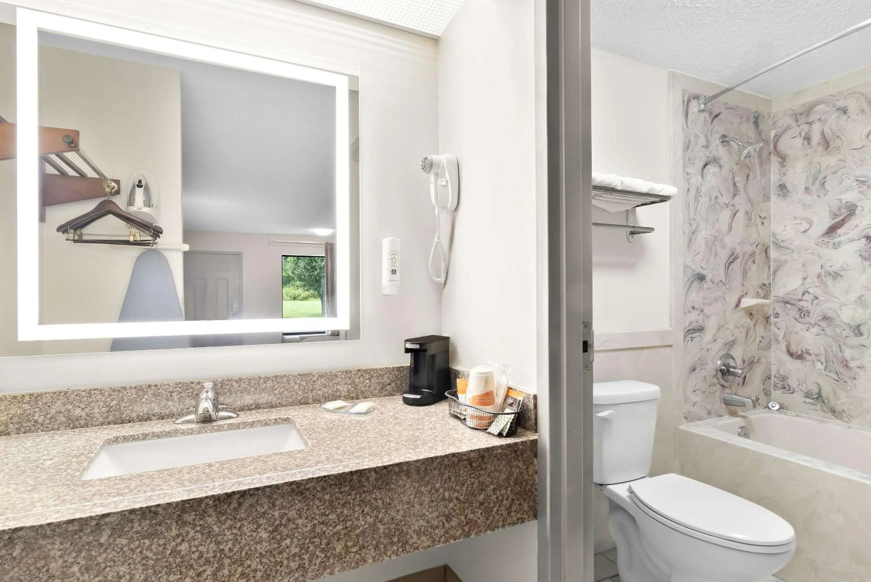 Bedroom in Quality Inn Russellville