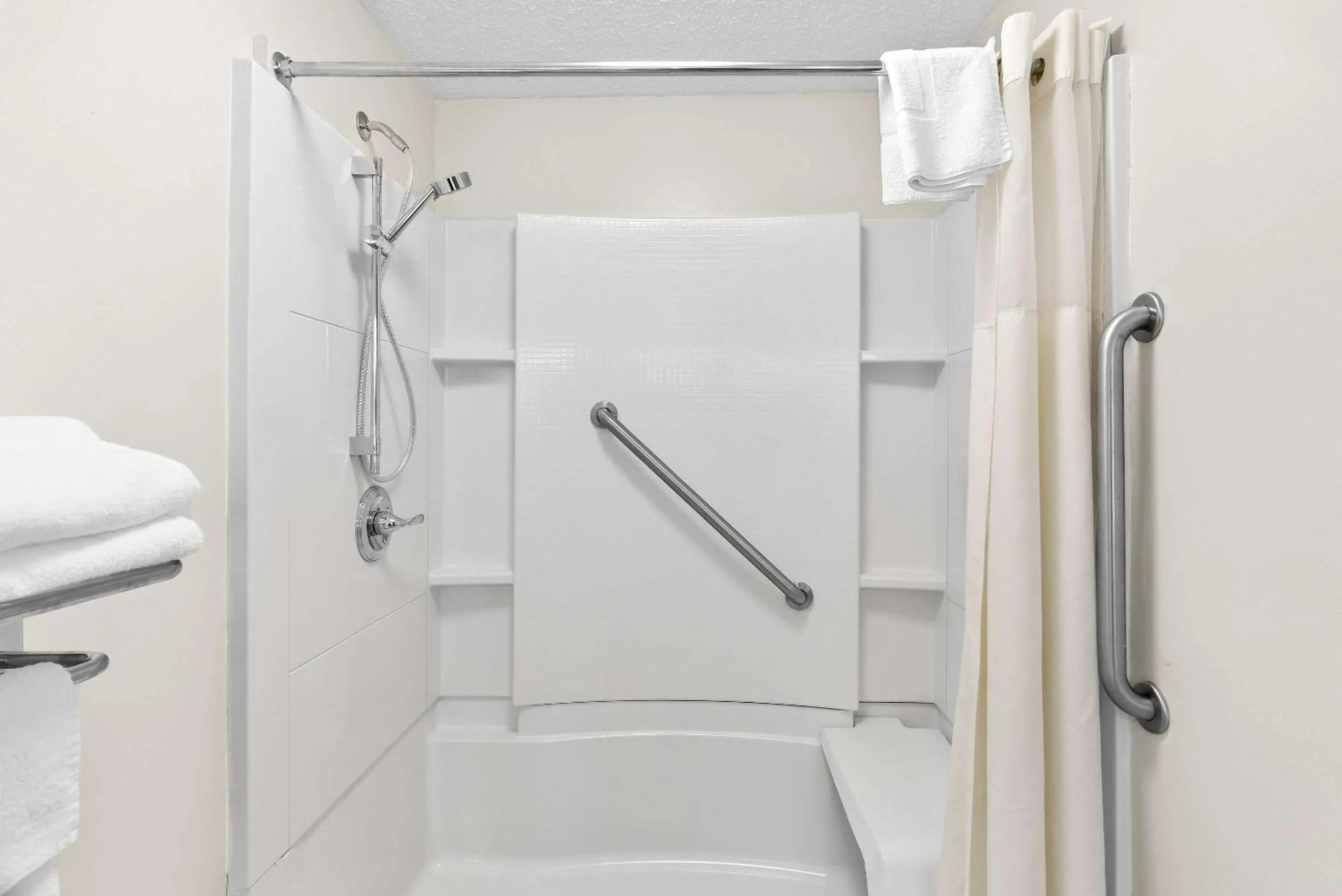 Bedroom in Quality Inn Russellville