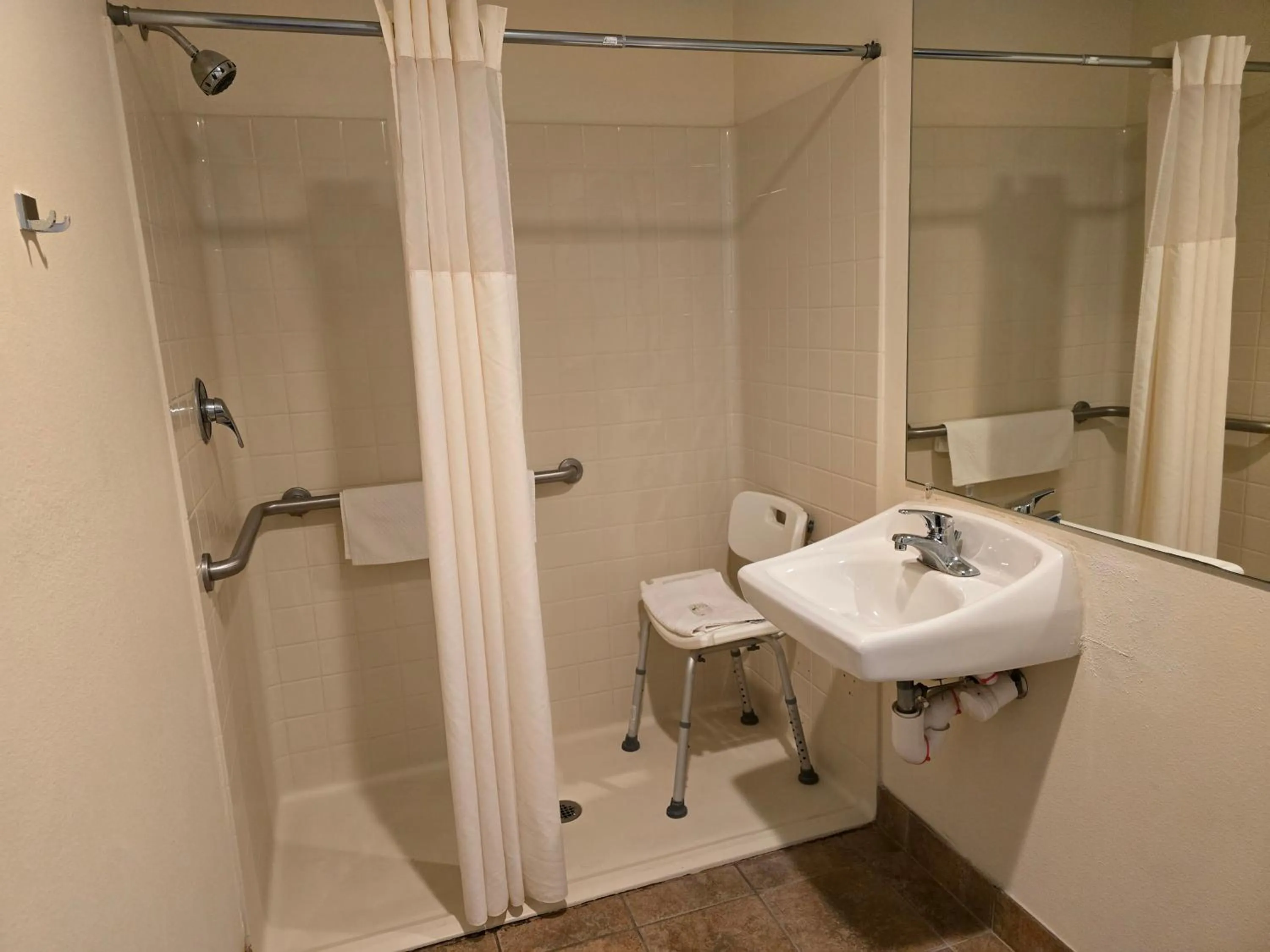 Shower in Quality Inn Durand I-69