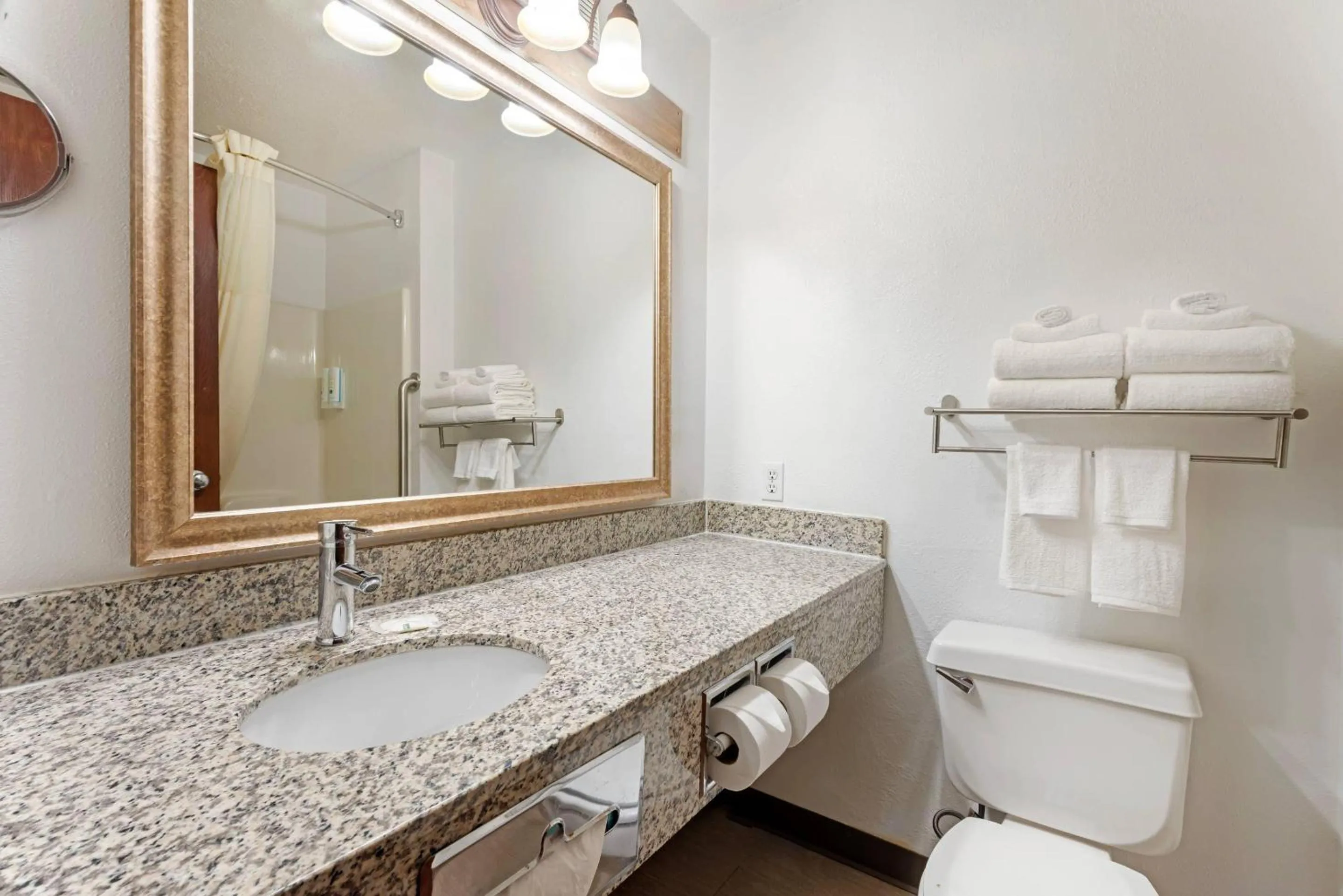 Bedroom in Quality Inn Bemidji