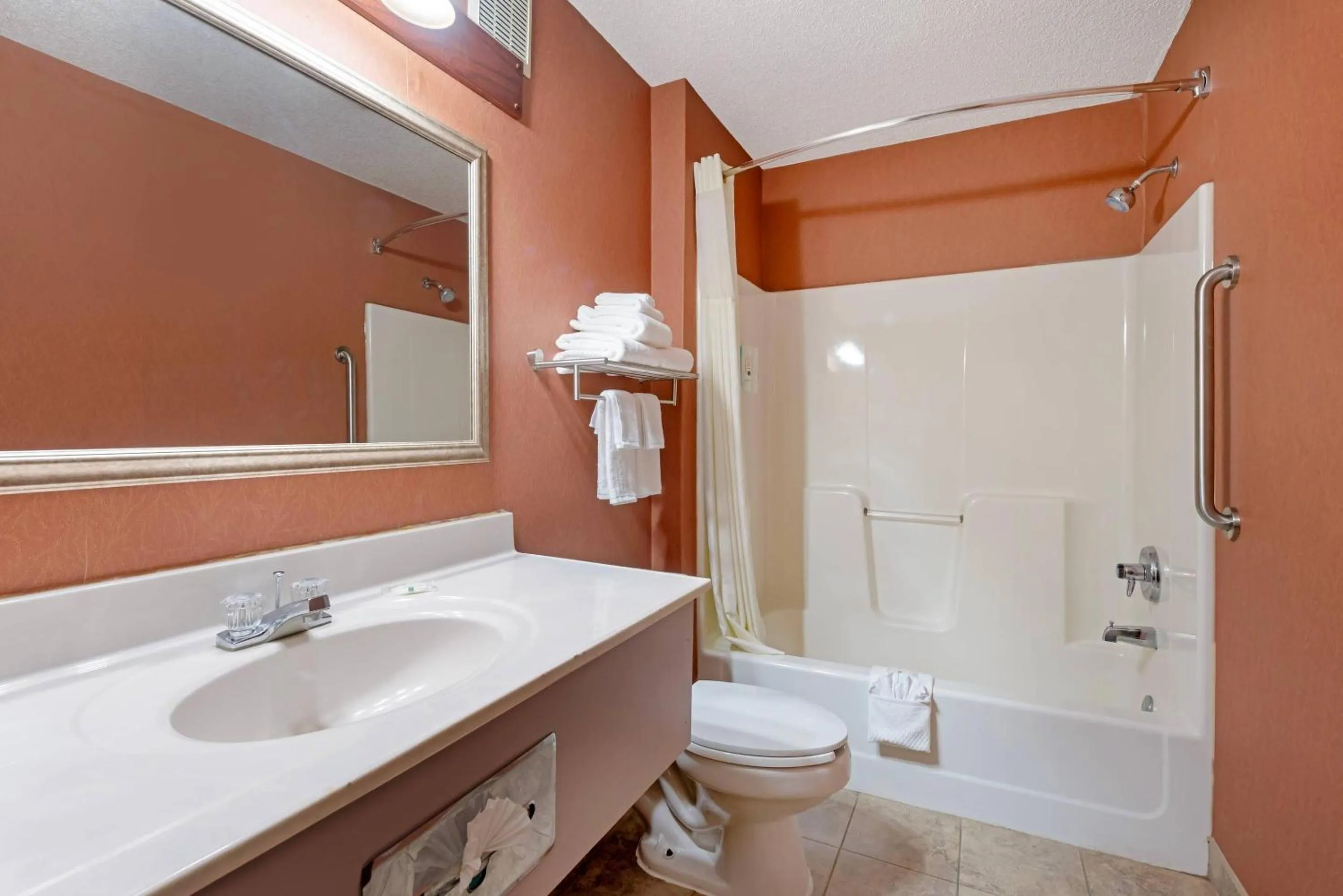 Bedroom in Quality Inn Bemidji