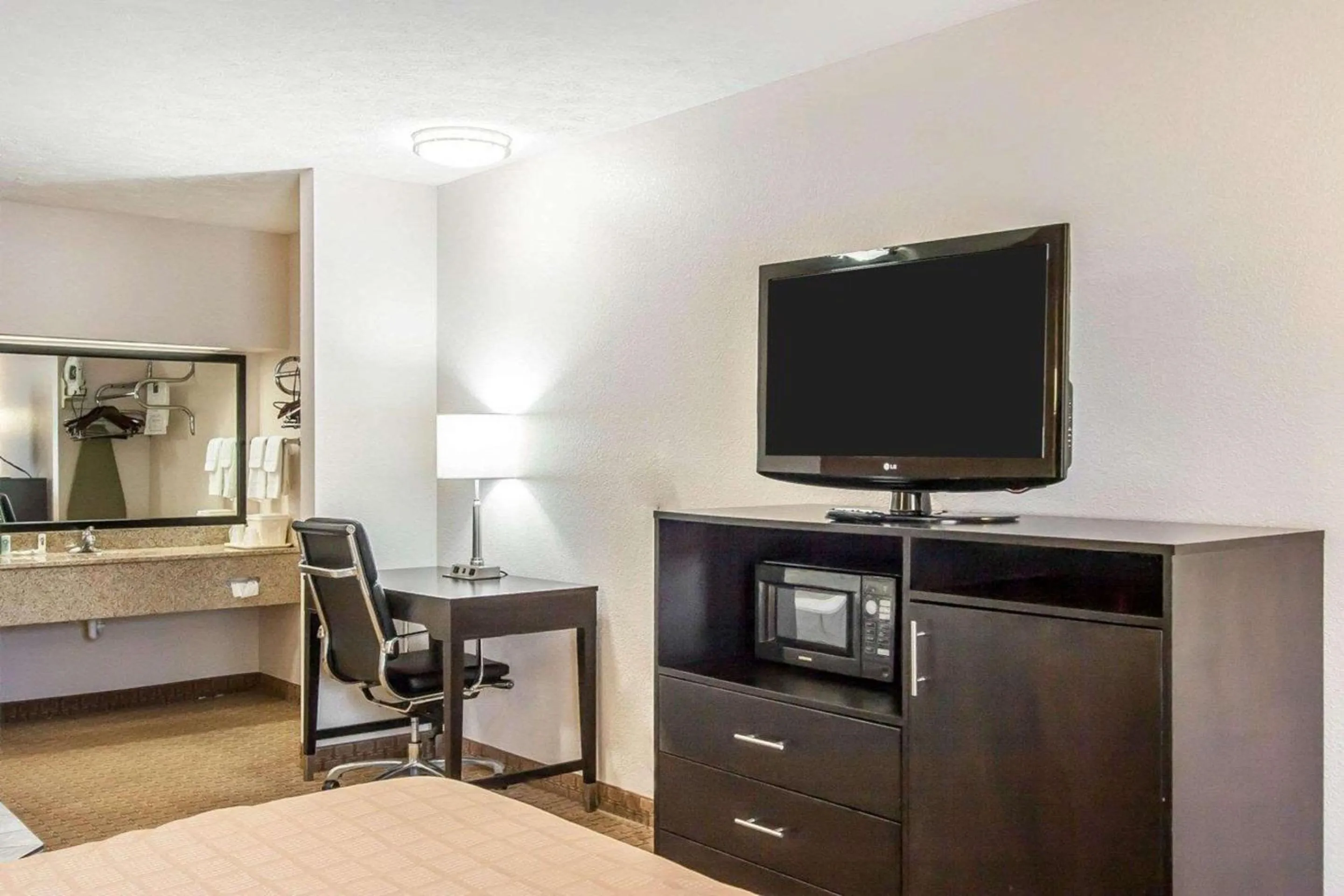 Photo of the whole room, Bed in Quality Inn Savannah South