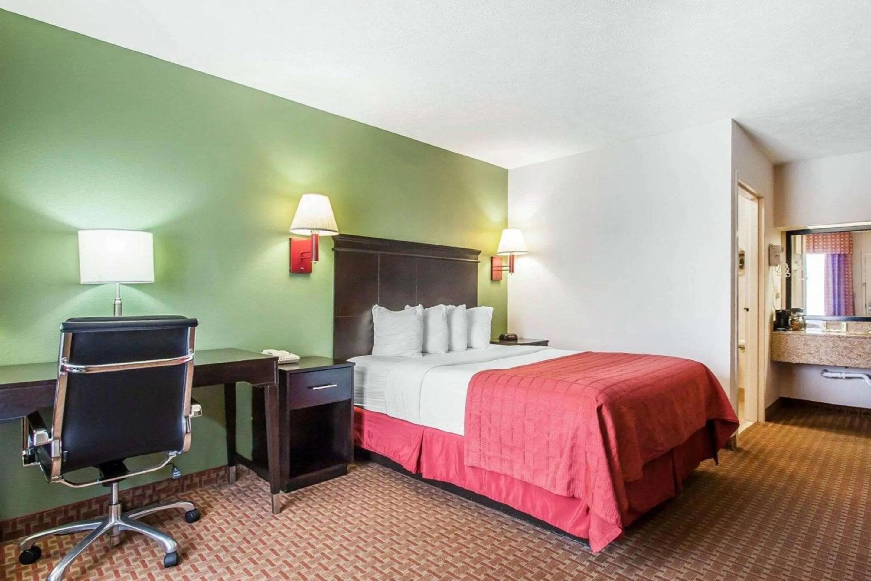 Photo of the whole room, Bed in Quality Inn Savannah South