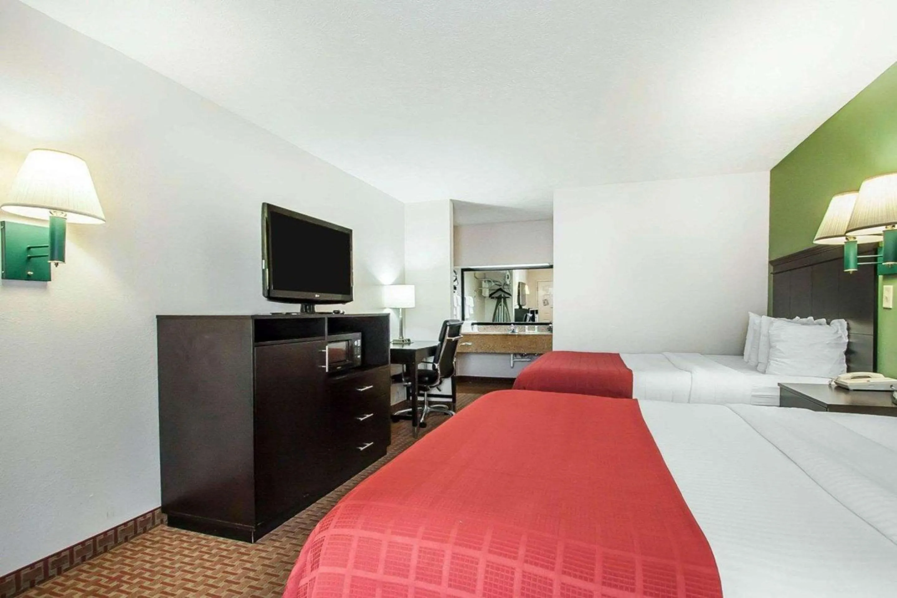 Photo of the whole room, Bed in Quality Inn Savannah South