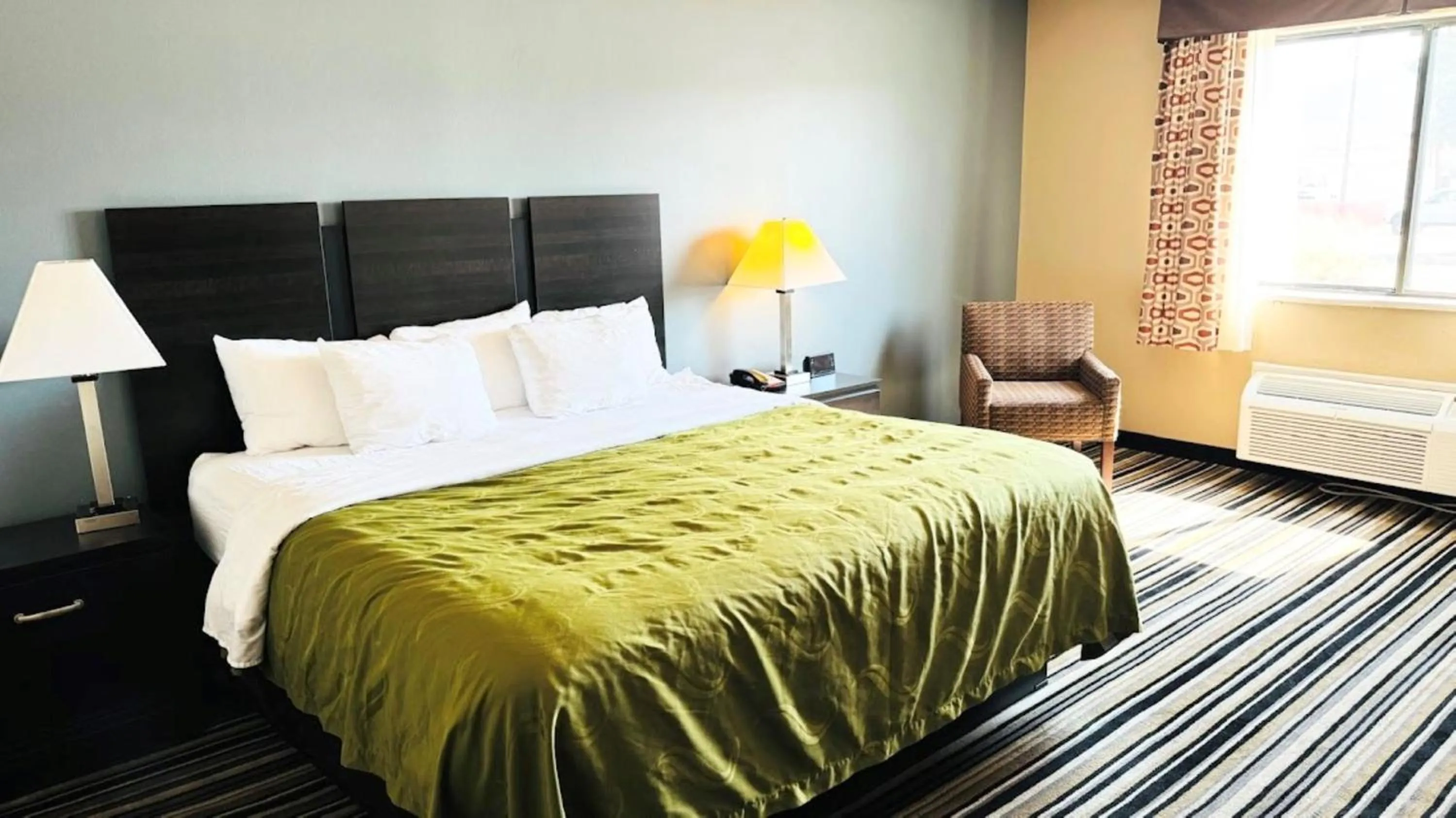 Bed in Wingate by Wyndham Beaver I-15