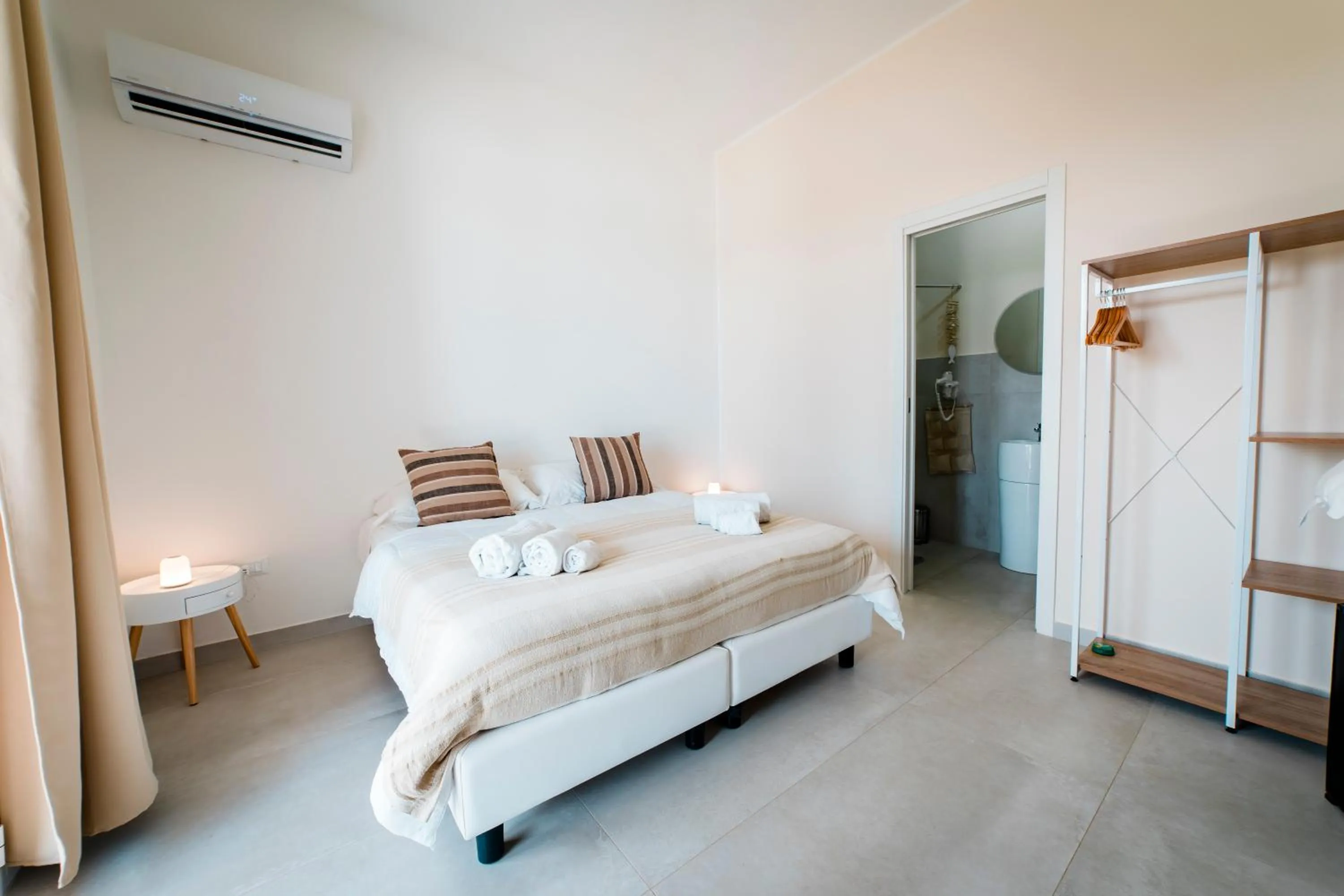 Bed in Sunset Wave - STAGNONE KITESURF VILLAGE