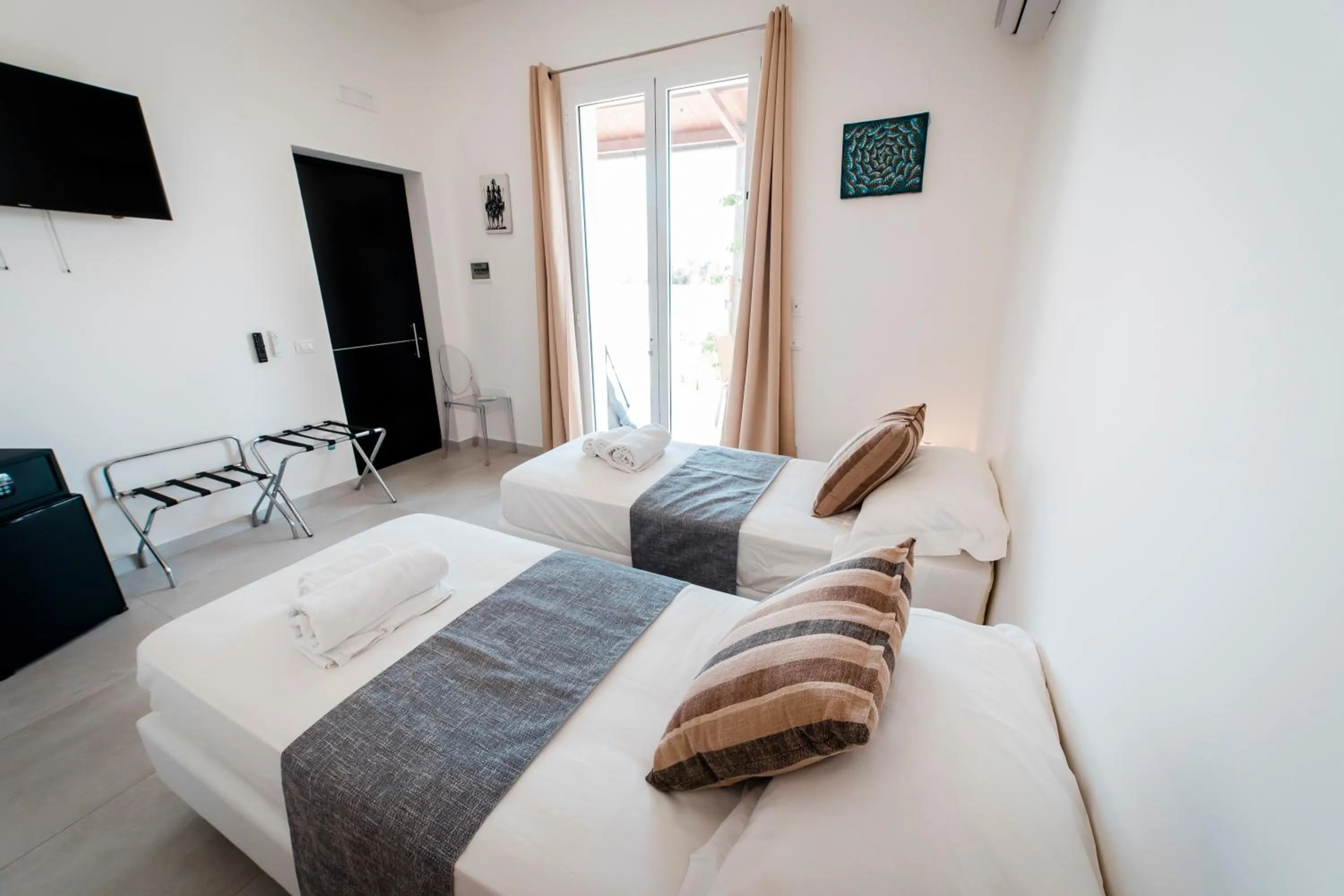 Bed in Sunset Wave - STAGNONE KITESURF VILLAGE