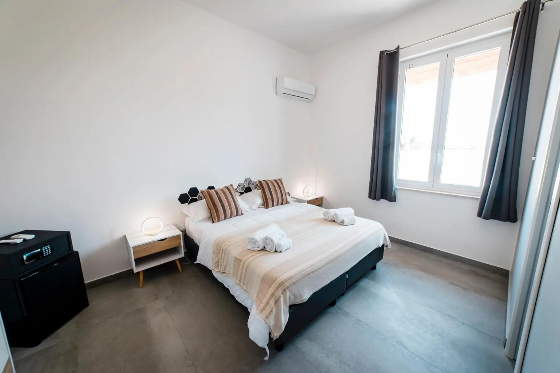 Bed in Sunset Wave - STAGNONE KITESURF VILLAGE