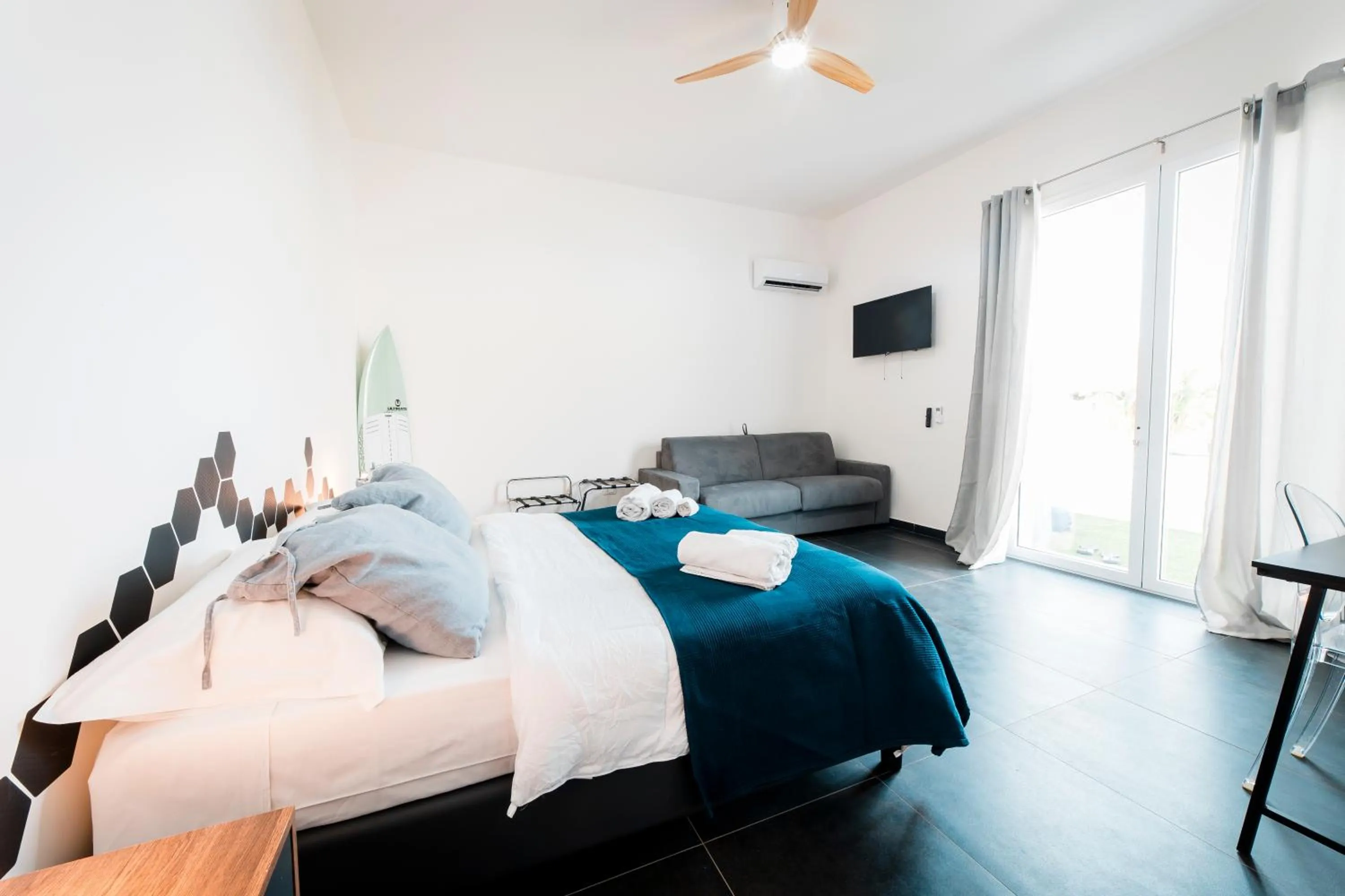 Bed in Sunset Wave - STAGNONE KITESURF VILLAGE