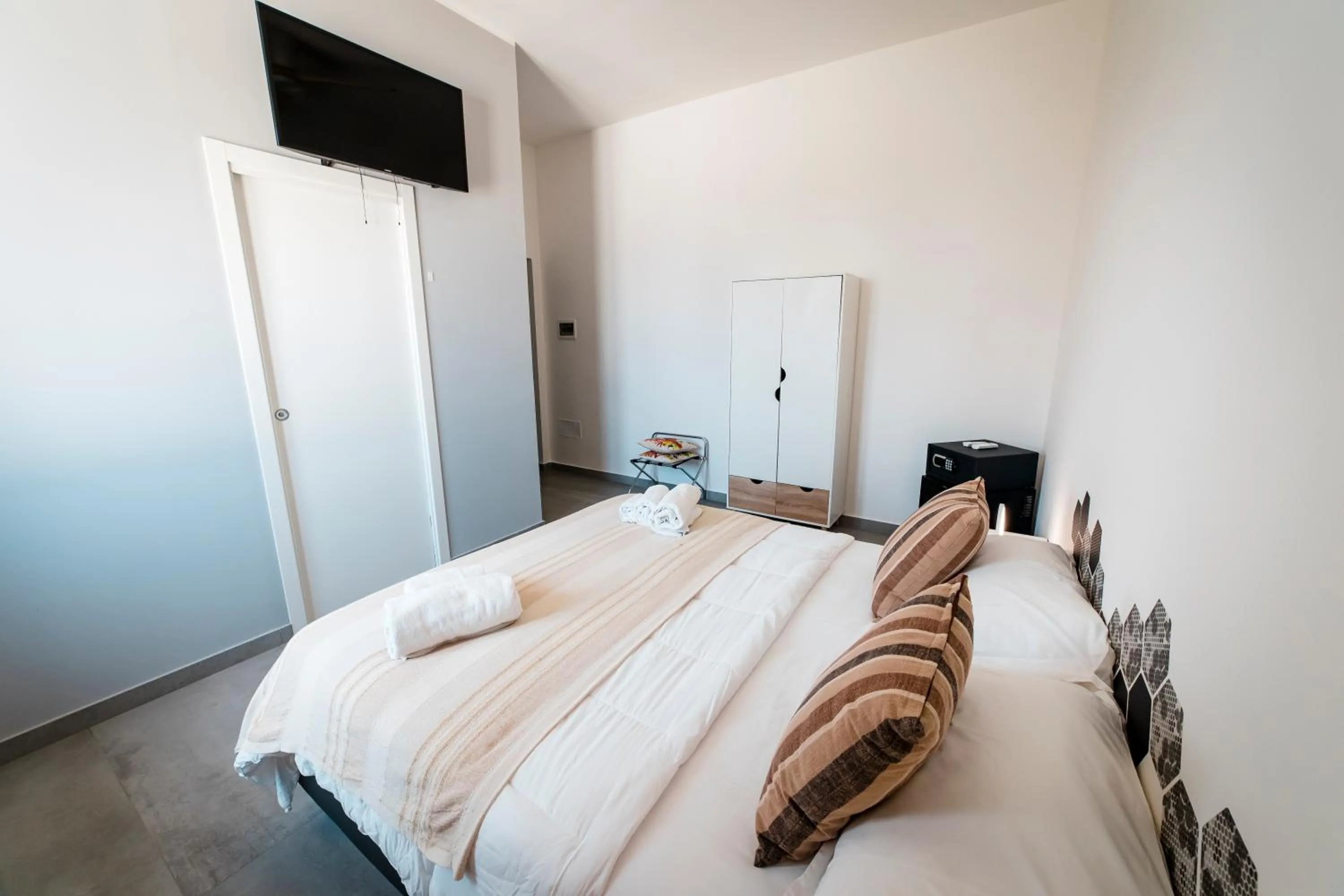 Bed in Sunset Wave - STAGNONE KITESURF VILLAGE