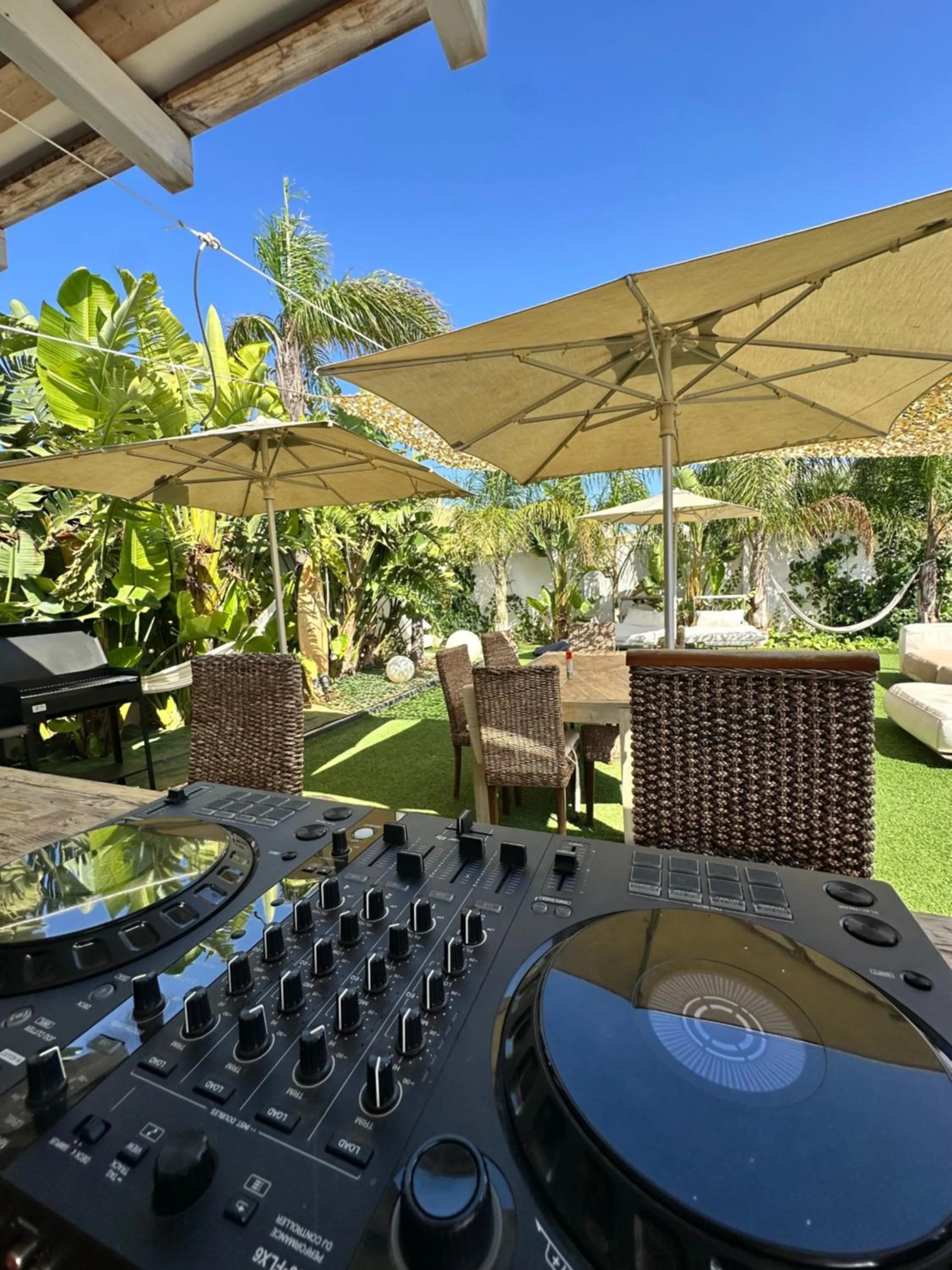 Garden in Sunset Wave - STAGNONE KITESURF VILLAGE