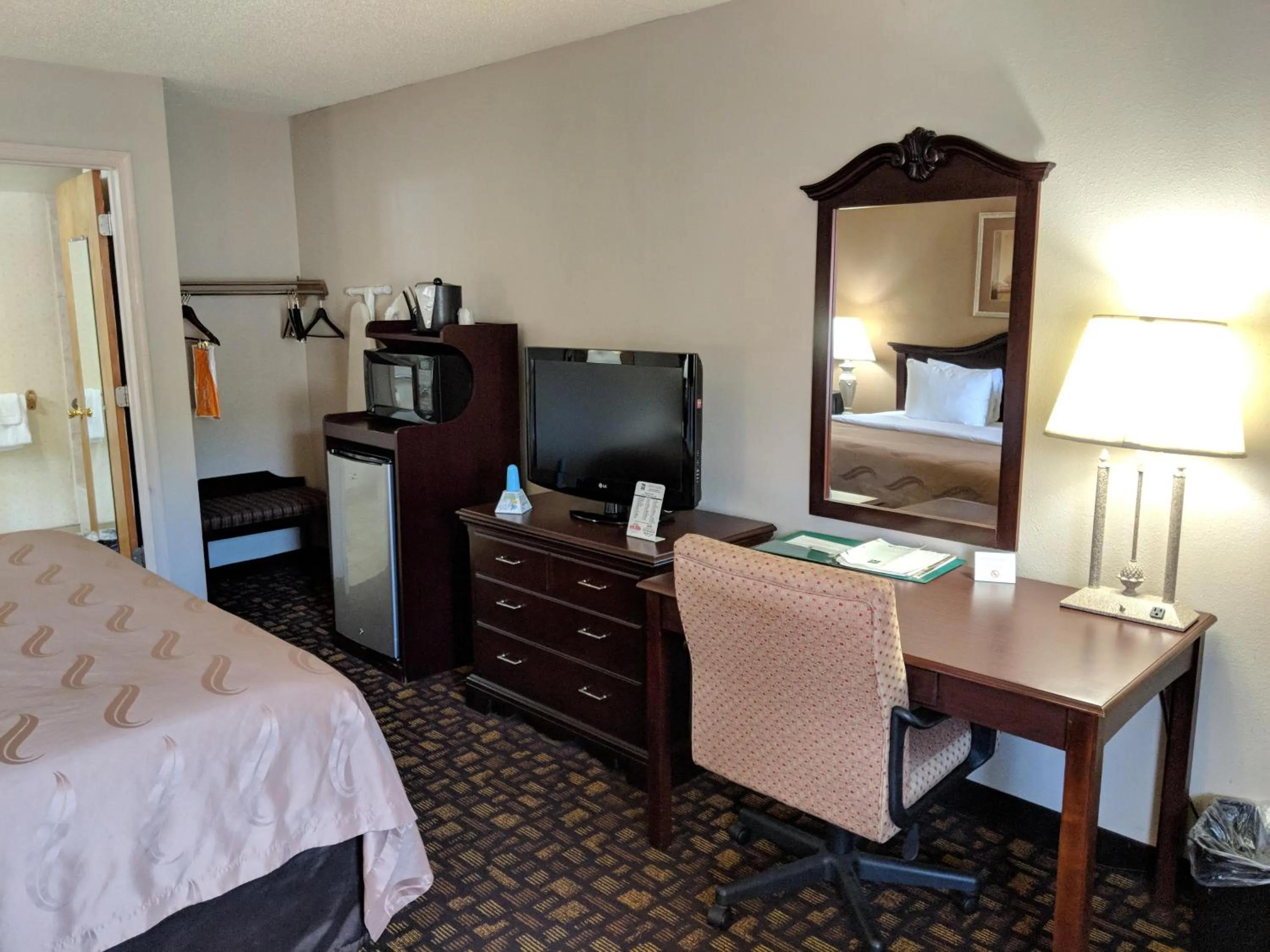 TV and multimedia, Bed in Quality Inn Salem - I-81