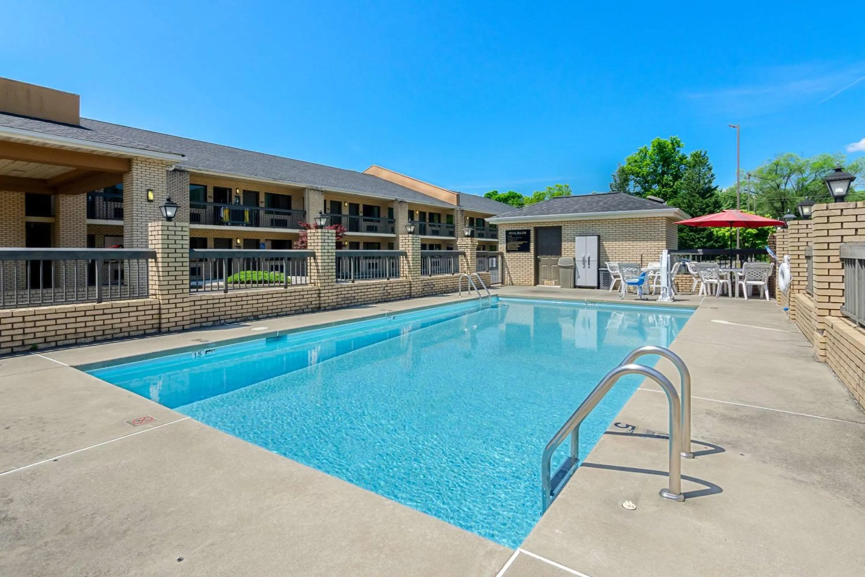 Swimming pool in Quality Inn Salem - I-81