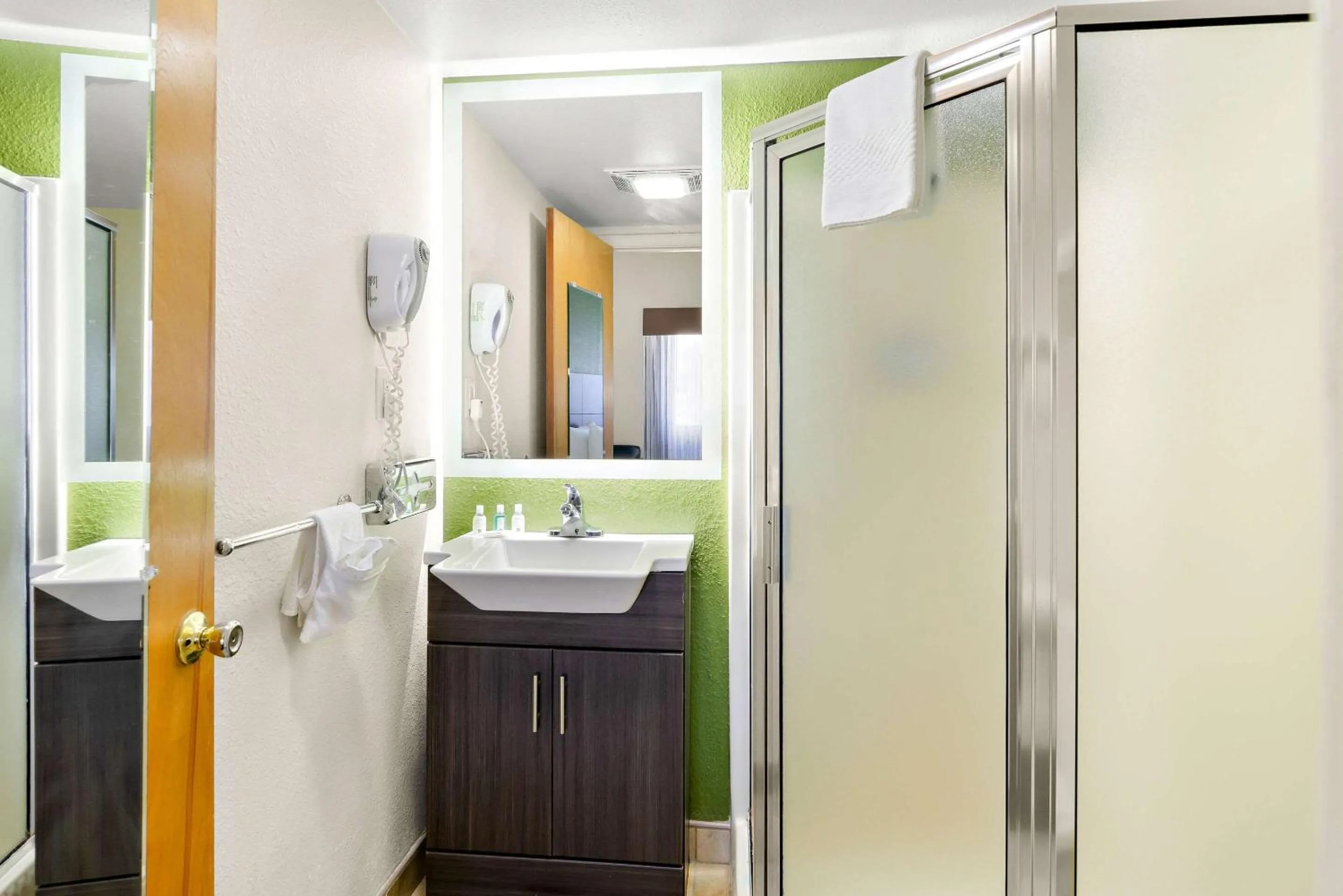 Bedroom in Quality Inn Salem - I-81