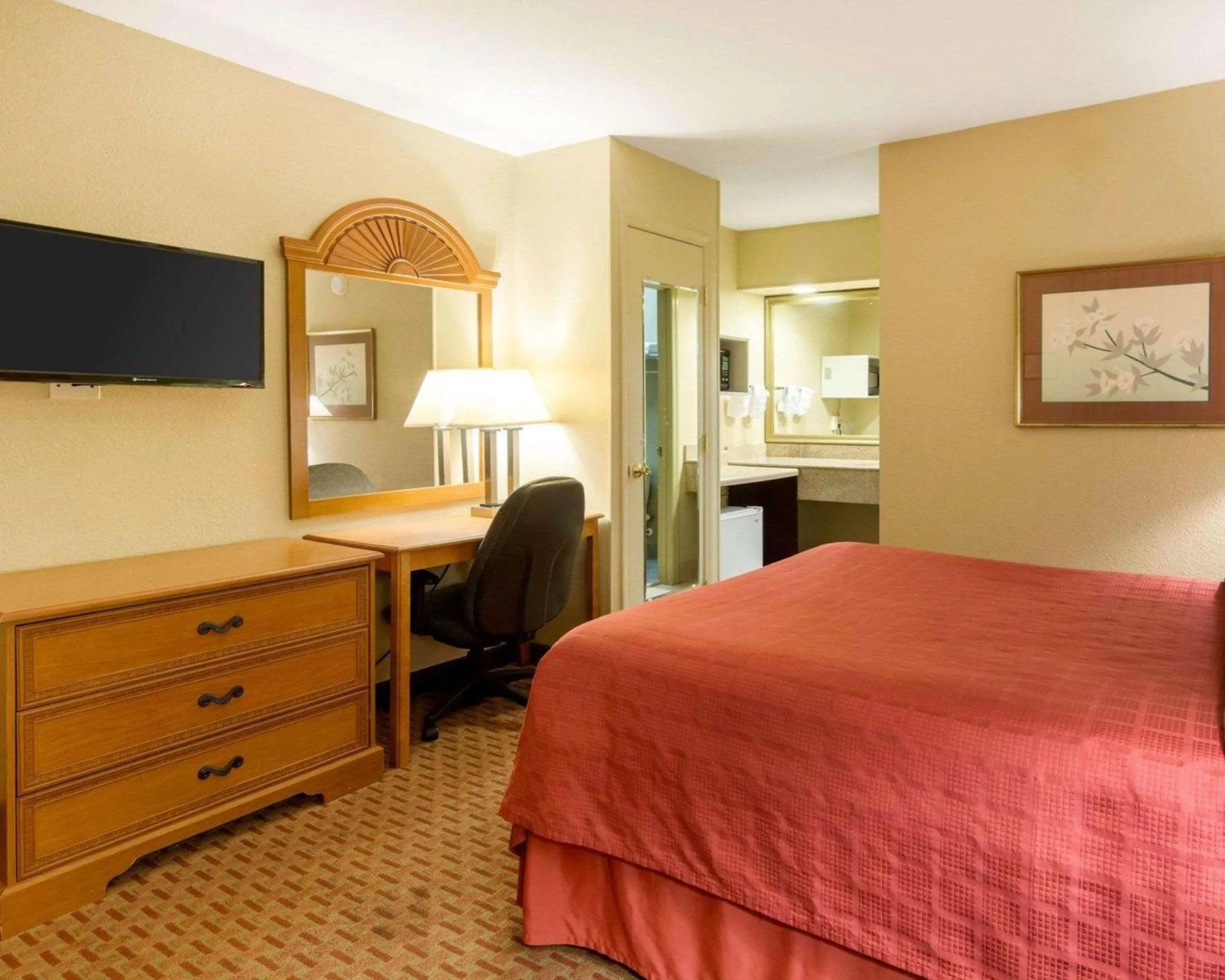 Photo of the whole room, Bed in Quality Inn South Hill I-85