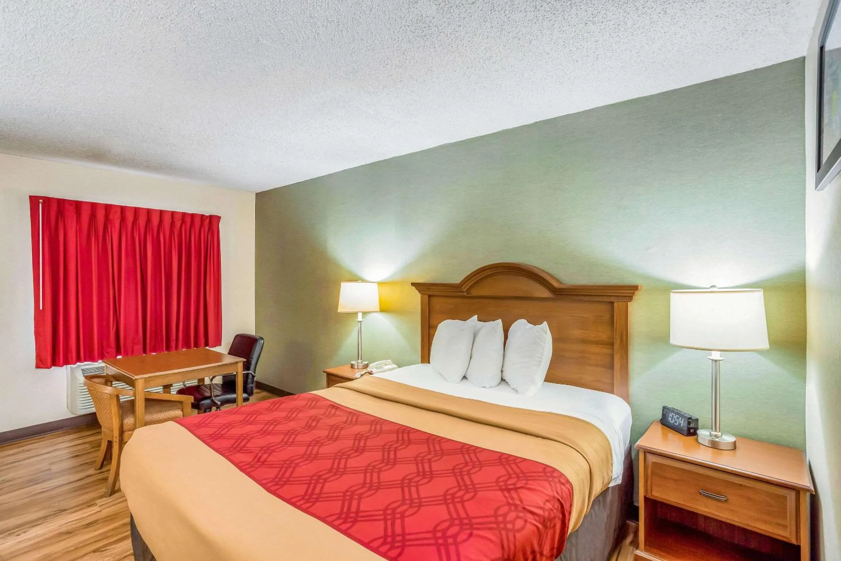 Bedroom, Bed in Econo Lodge Huntington - Barboursville University Area