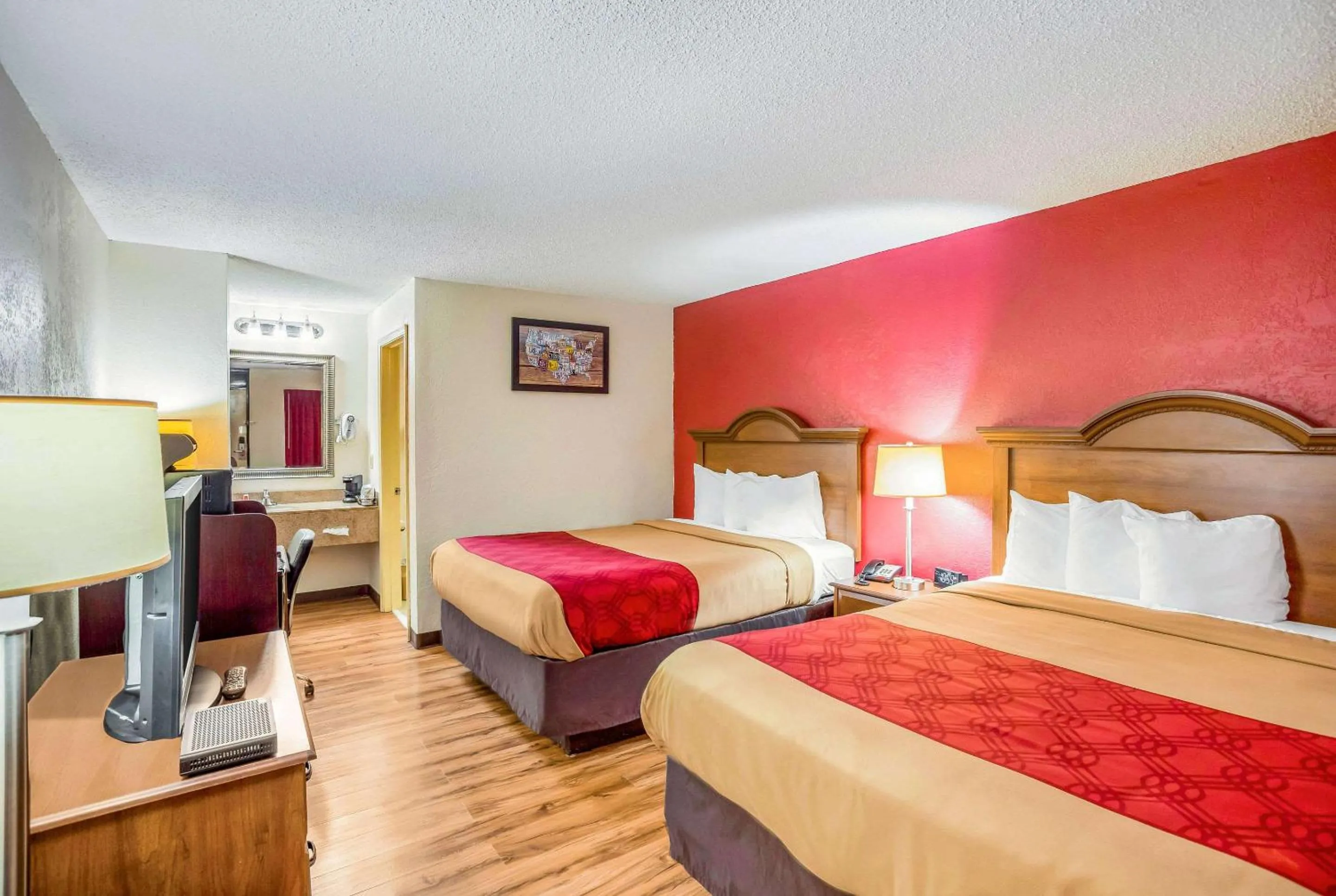 Bedroom, Bed in Econo Lodge Huntington - Barboursville University Area
