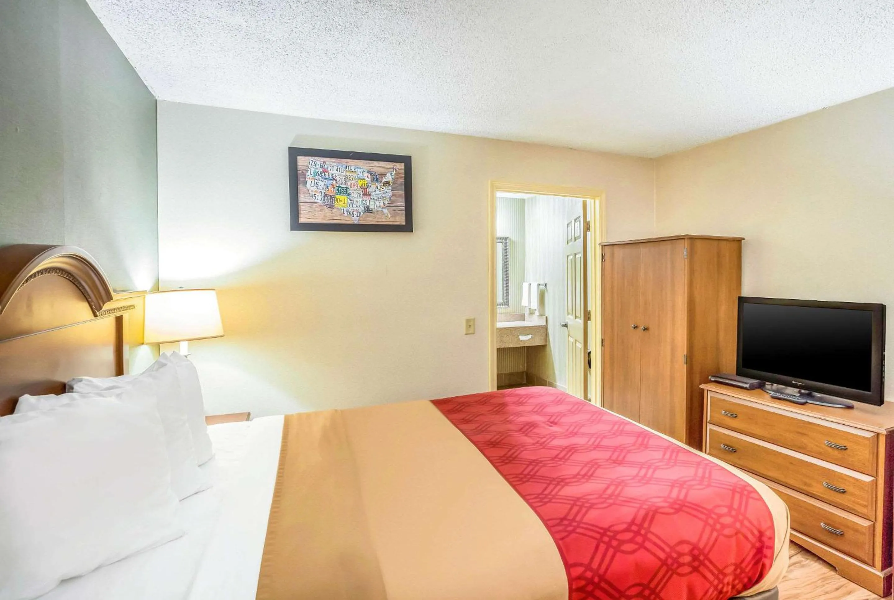 Bedroom, Bed in Econo Lodge Huntington - Barboursville University Area