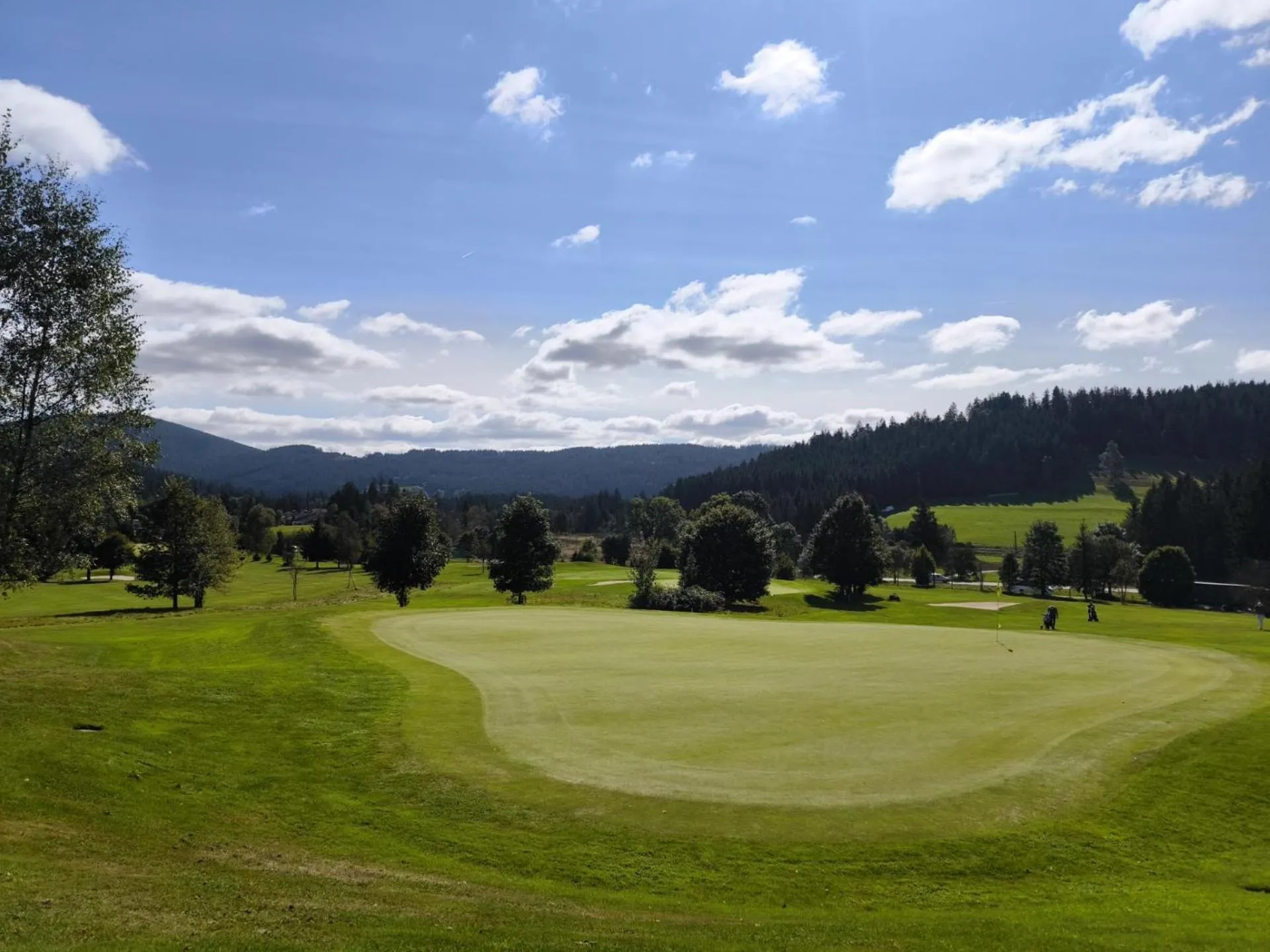 Golfcourse in Schwarzwald Wellnesshotel SAIGERHÖH I Spa Golf & Wandern über dem Titisee