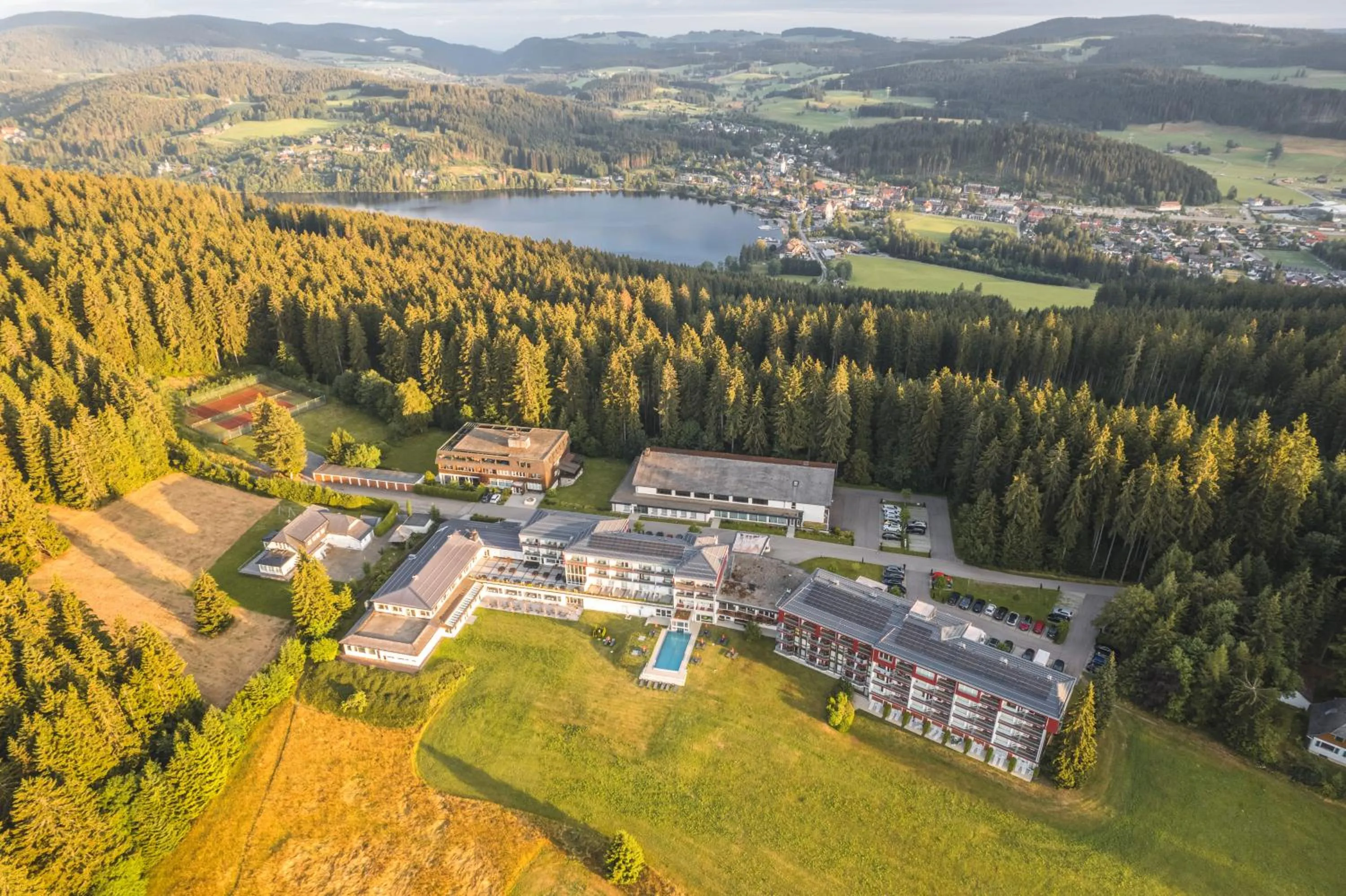 Property building in Schwarzwald Wellnesshotel SAIGERHÖH I Spa Golf & Wandern über dem Titisee