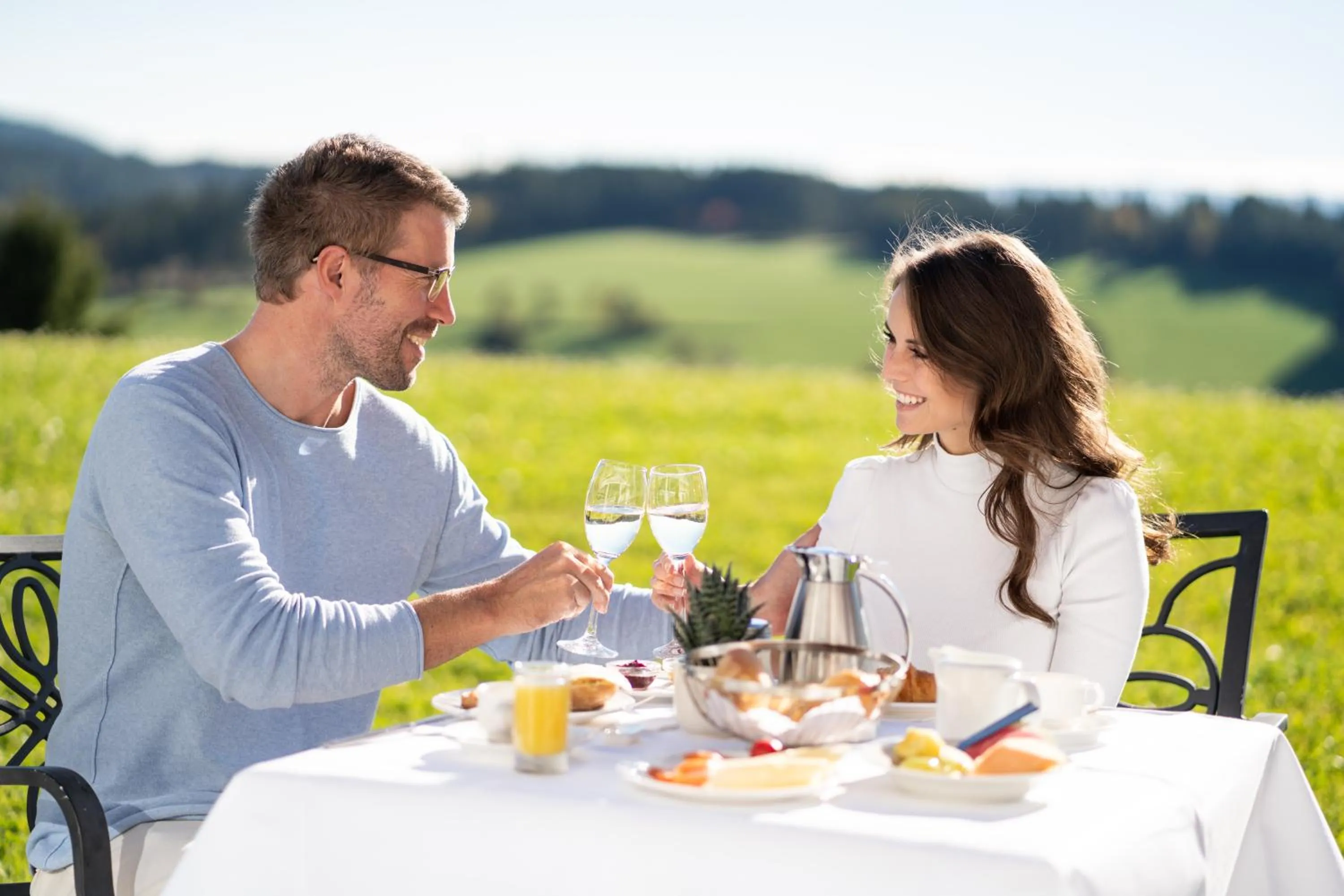 Spring in Schwarzwald Wellnesshotel SAIGERHÖH I Spa Golf & Wandern über dem Titisee