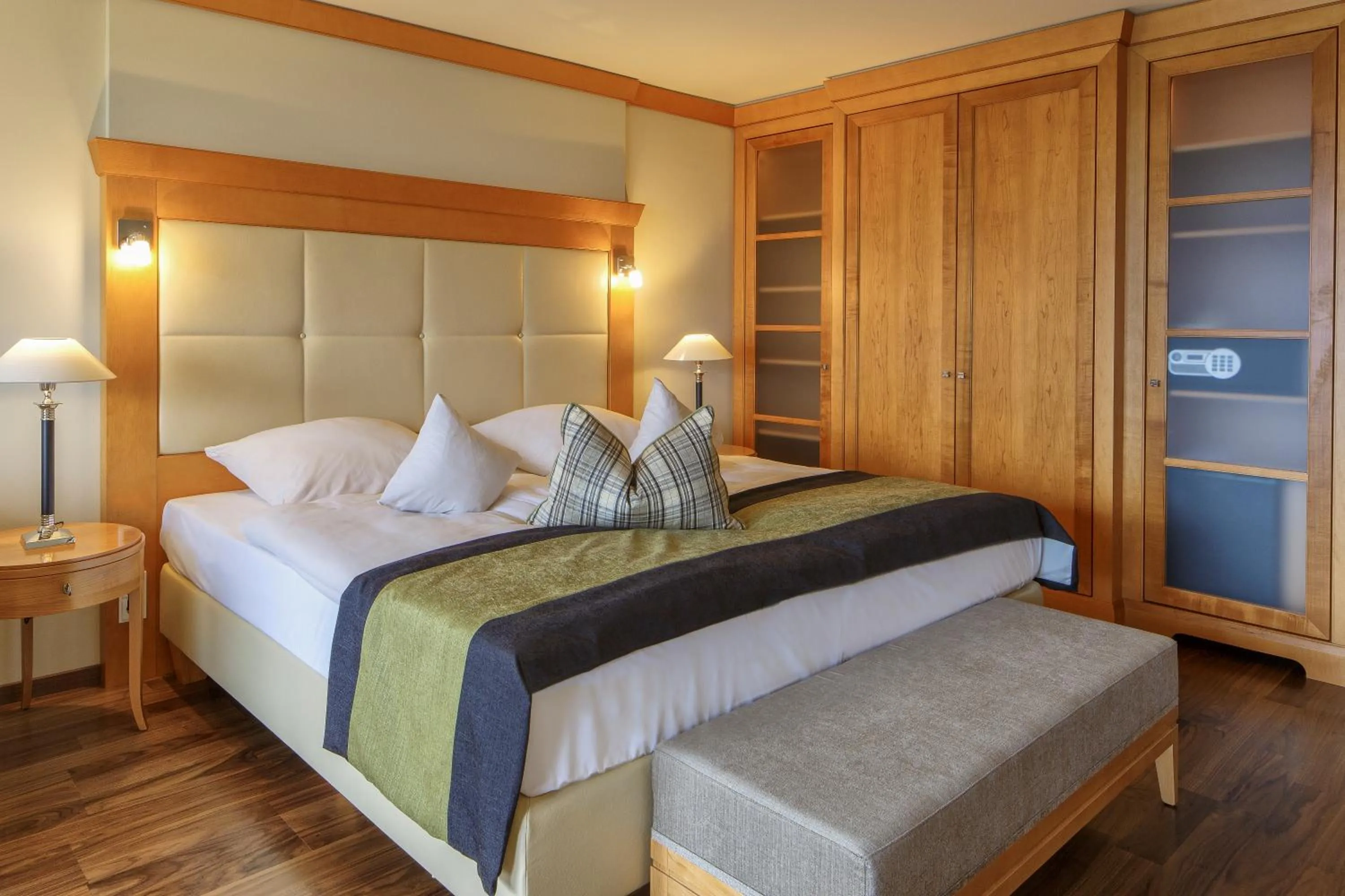 Photo of the whole room, Bed in Schwarzwald Wellnesshotel SAIGERHÖH I Spa Golf & Wandern über dem Titisee