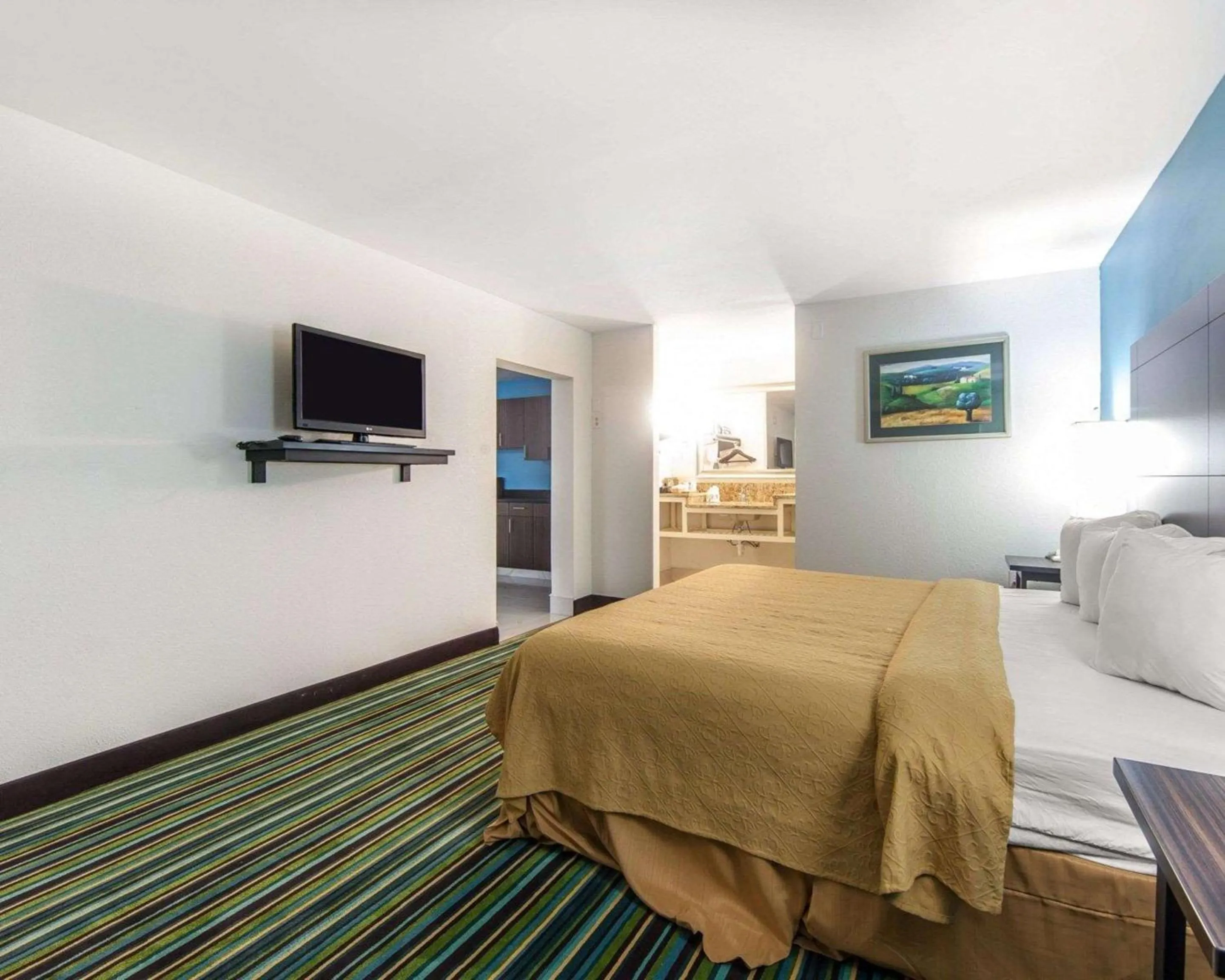 Photo of the whole room, Bed in Quality Inn & Suites