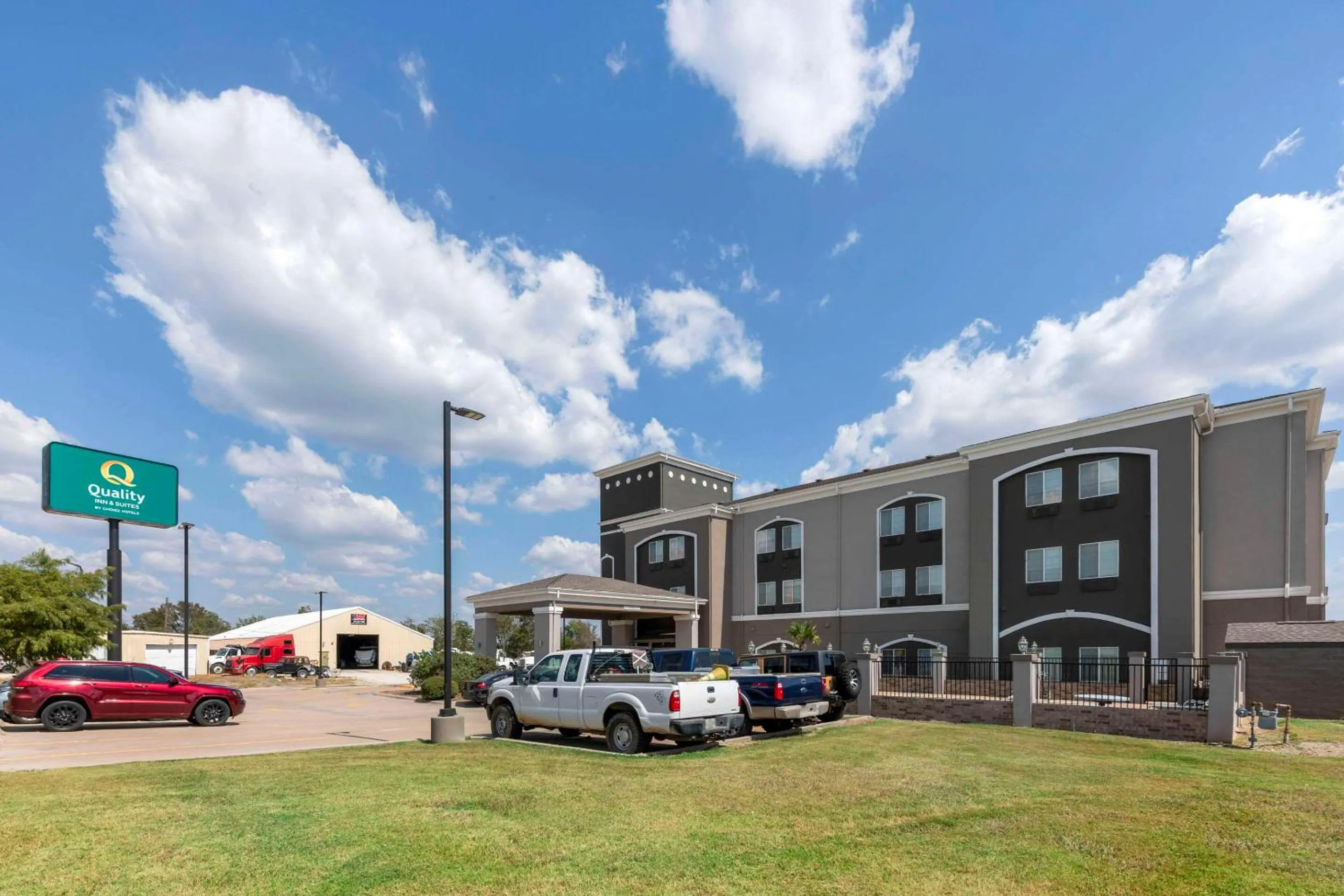 Property building in Quality Inn and Suites Groesbeck