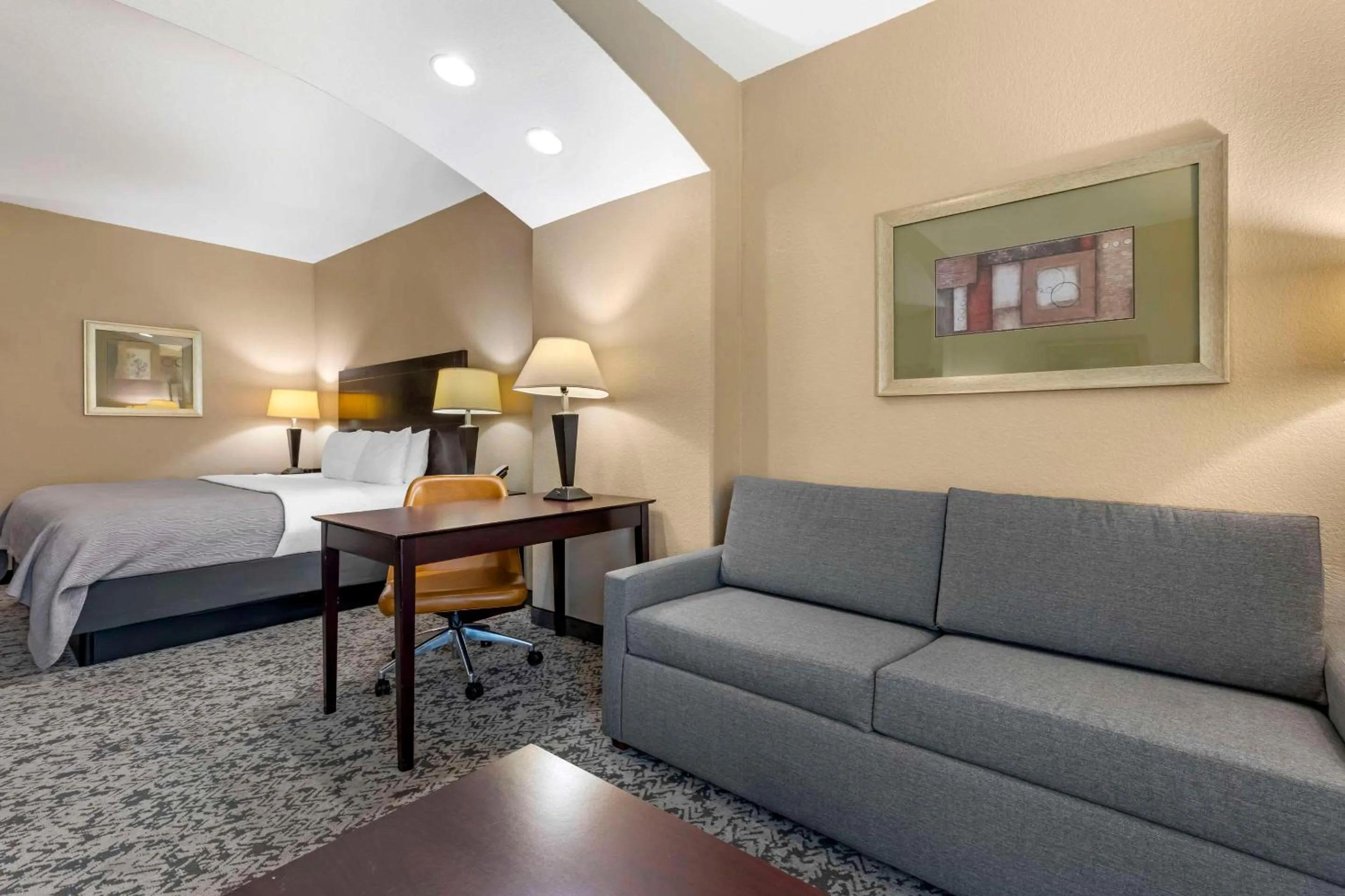 Seating area, Bed in Quality Inn and Suites Groesbeck