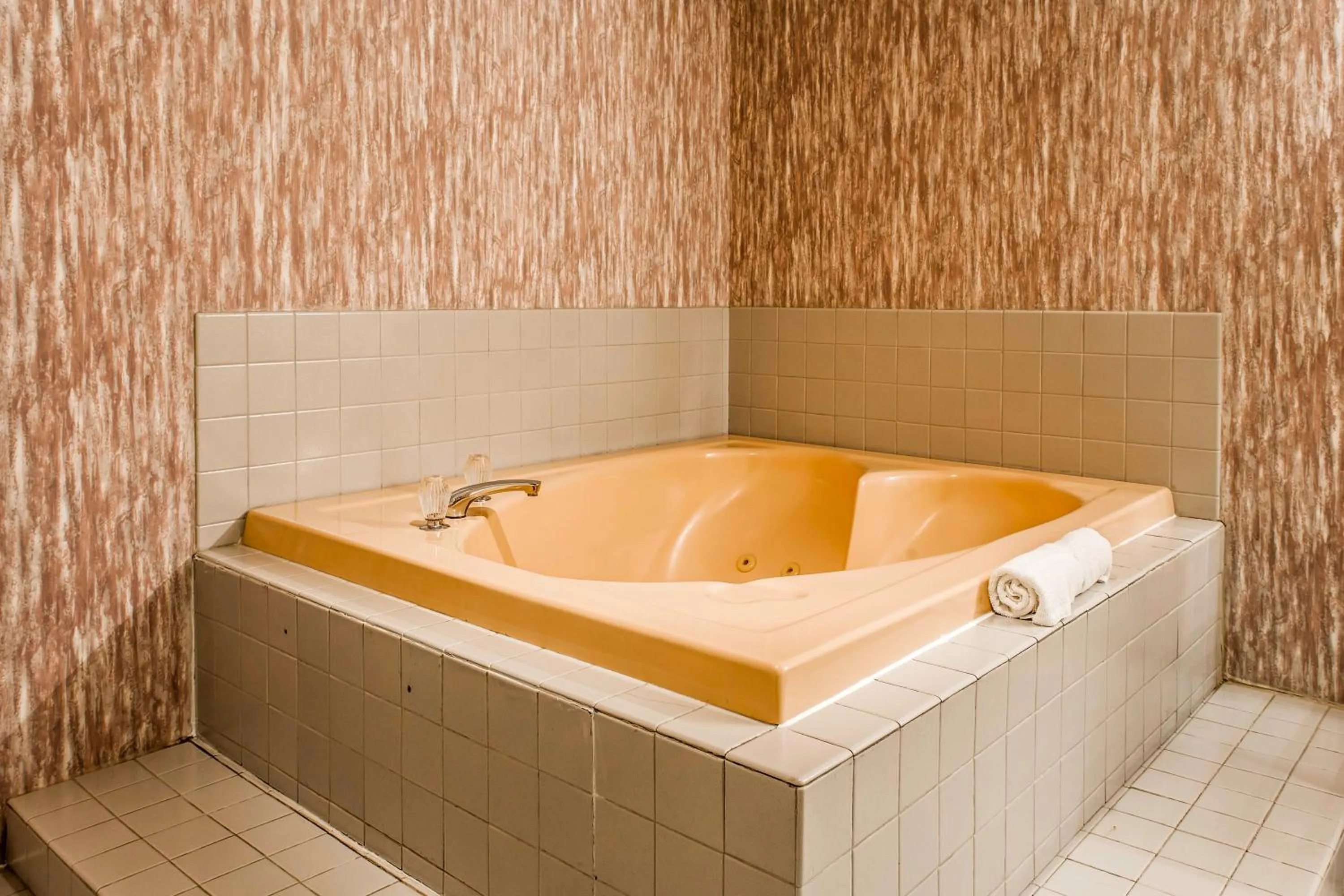 Bath in Quality Inn & Suites Goldendale