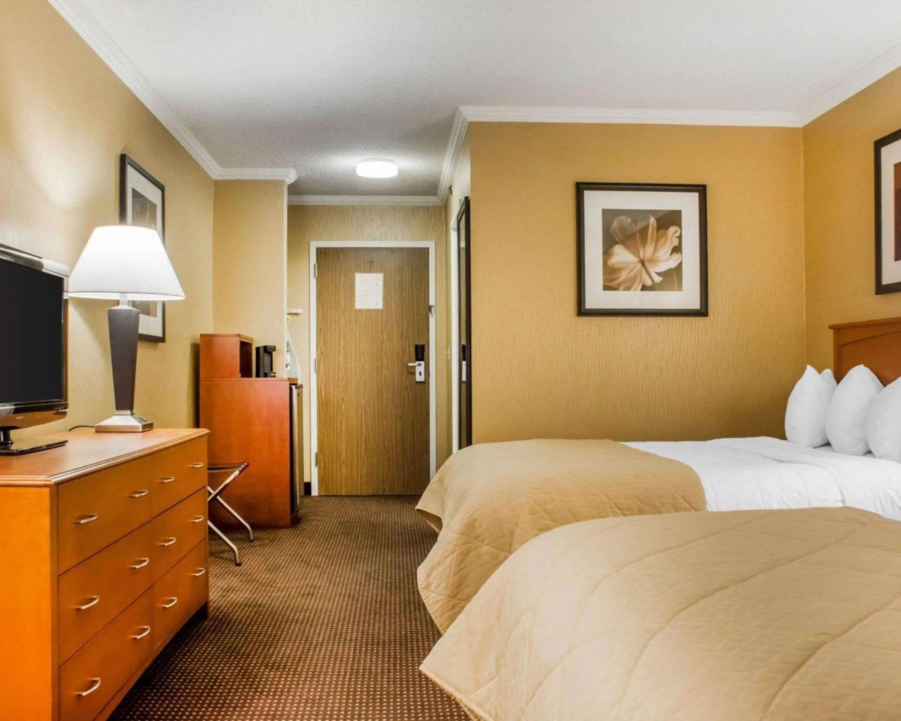 Photo of the whole room, Bed in Clarion Hotel & Suites Riverfront
