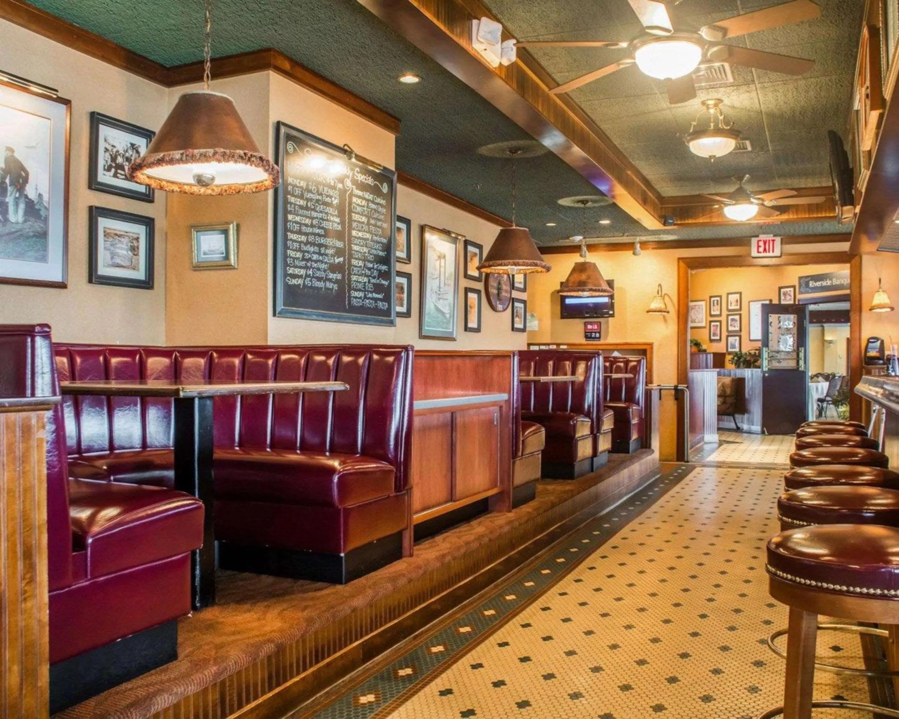 Restaurant/places to eat in Clarion Hotel & Suites Riverfront