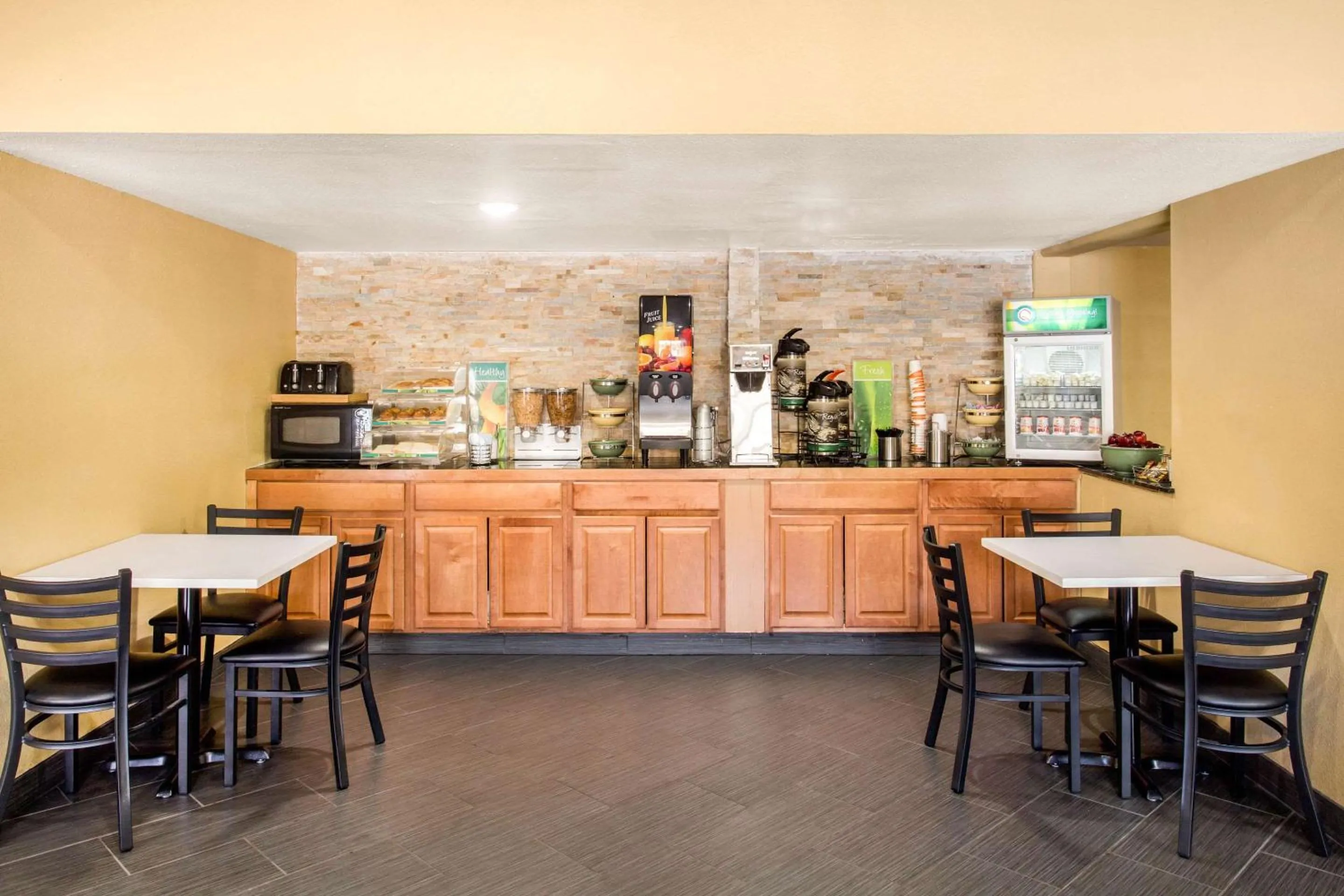 Restaurant/places to eat in Quality Inn Stateline