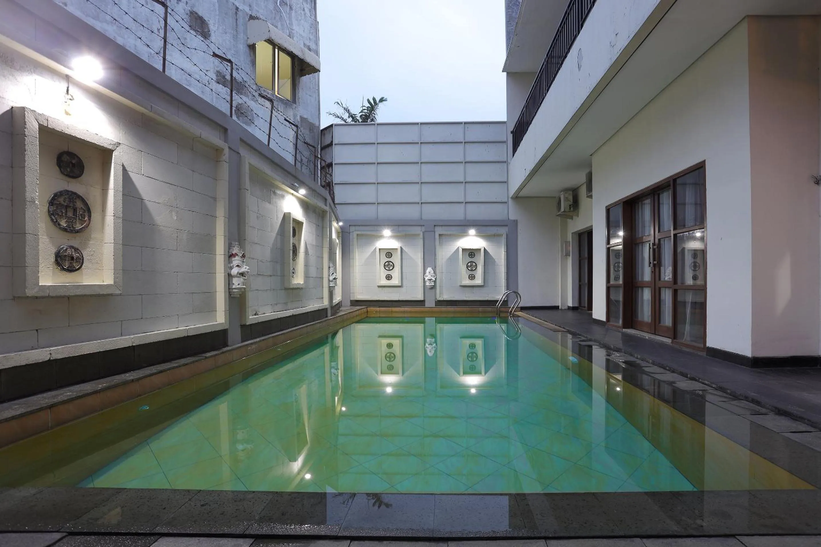 Swimming pool in Jambuluwuk Mansion Pakubuwono
