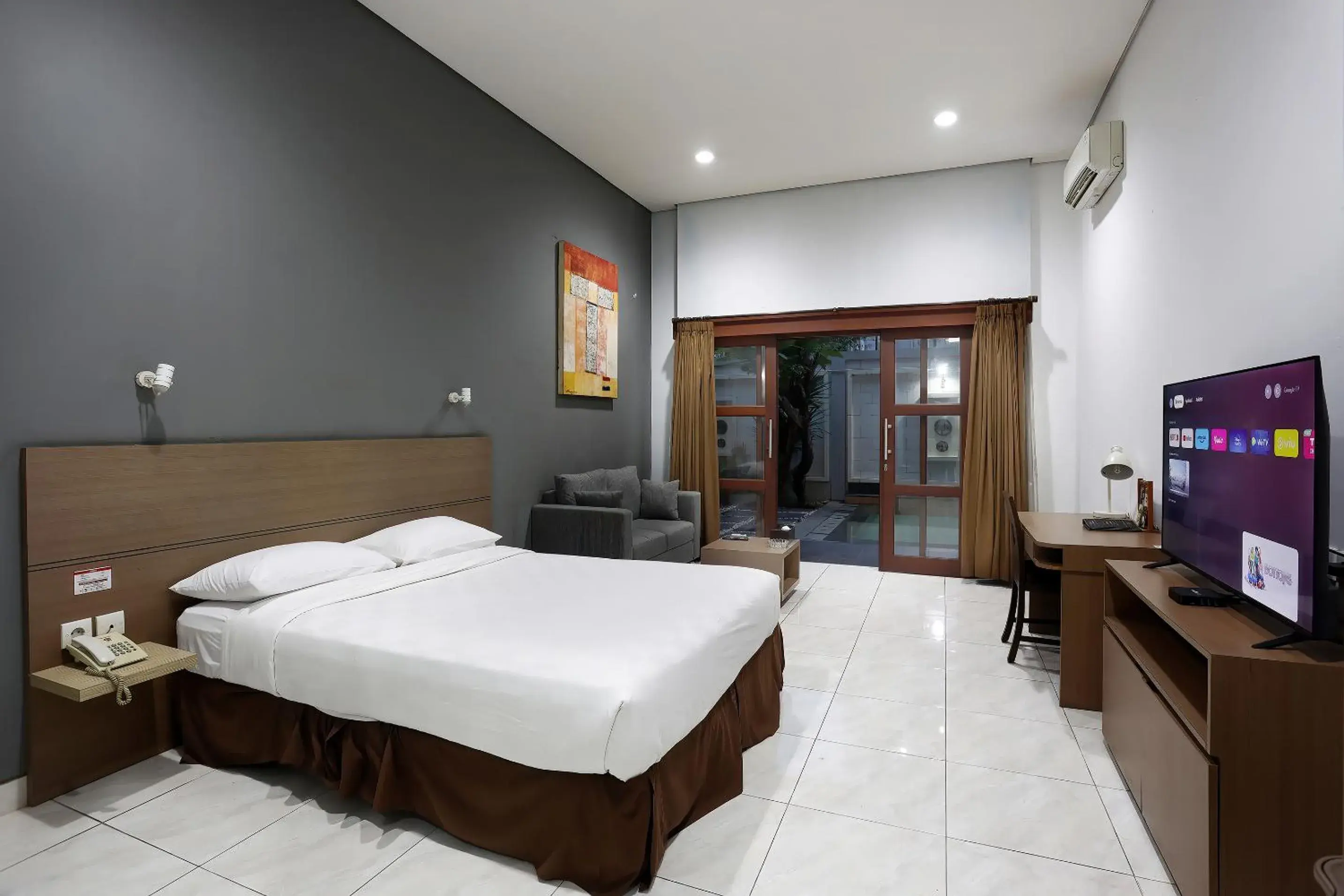 Deluxe Queen Room in Jambuluwuk Mansion Pakubuwono Deluxe Queen Room in Jambuluwuk Mansion Pakubuwono