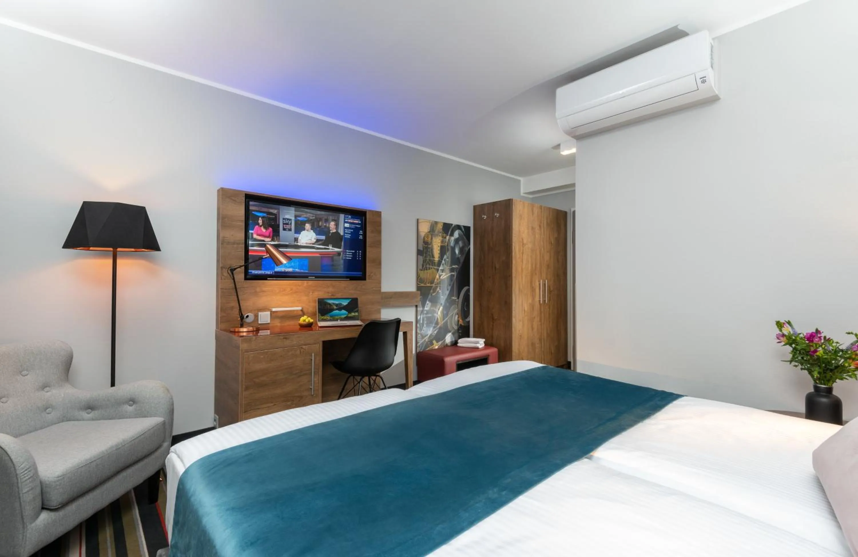 Photo of the whole room, Bed in Leonardo Boutique Hotel Berlin City South