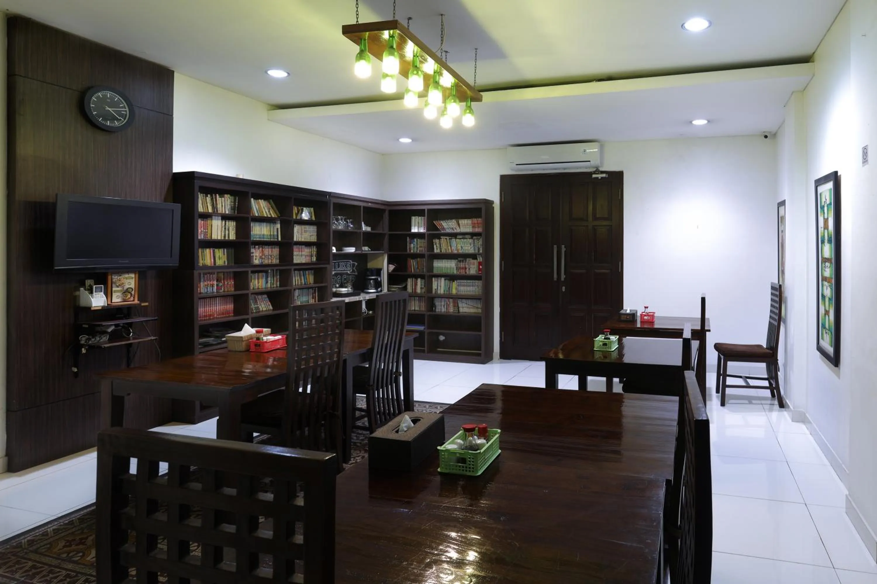 Dining area in Jambuluwuk Residence Menteng