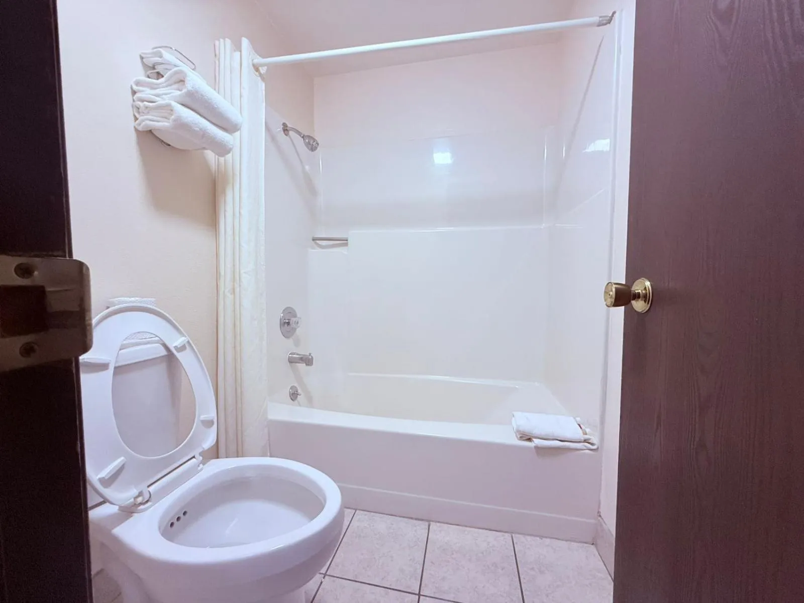 Bathroom in Hardin Lodge By Capital O Little Bighorn Battlefield I-90