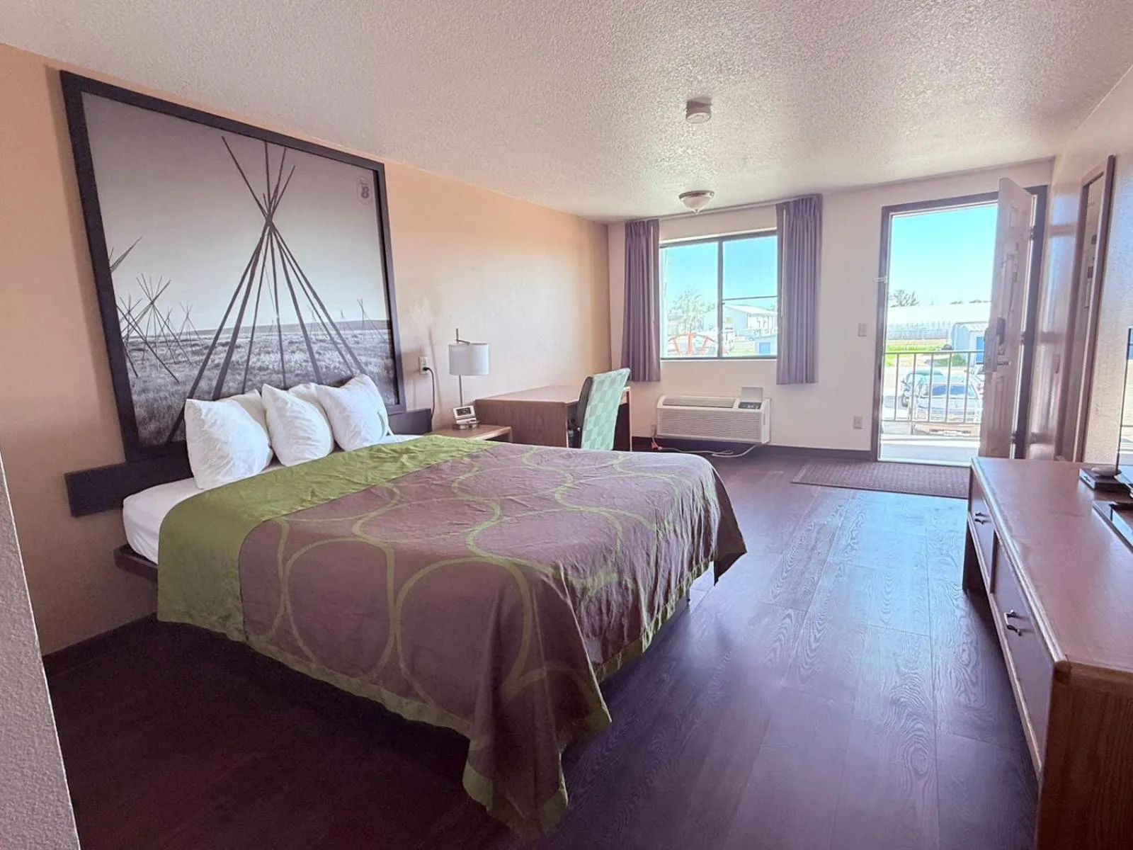 Bedroom, Bed in Hardin Lodge By Capital O Little Bighorn Battlefield I-90