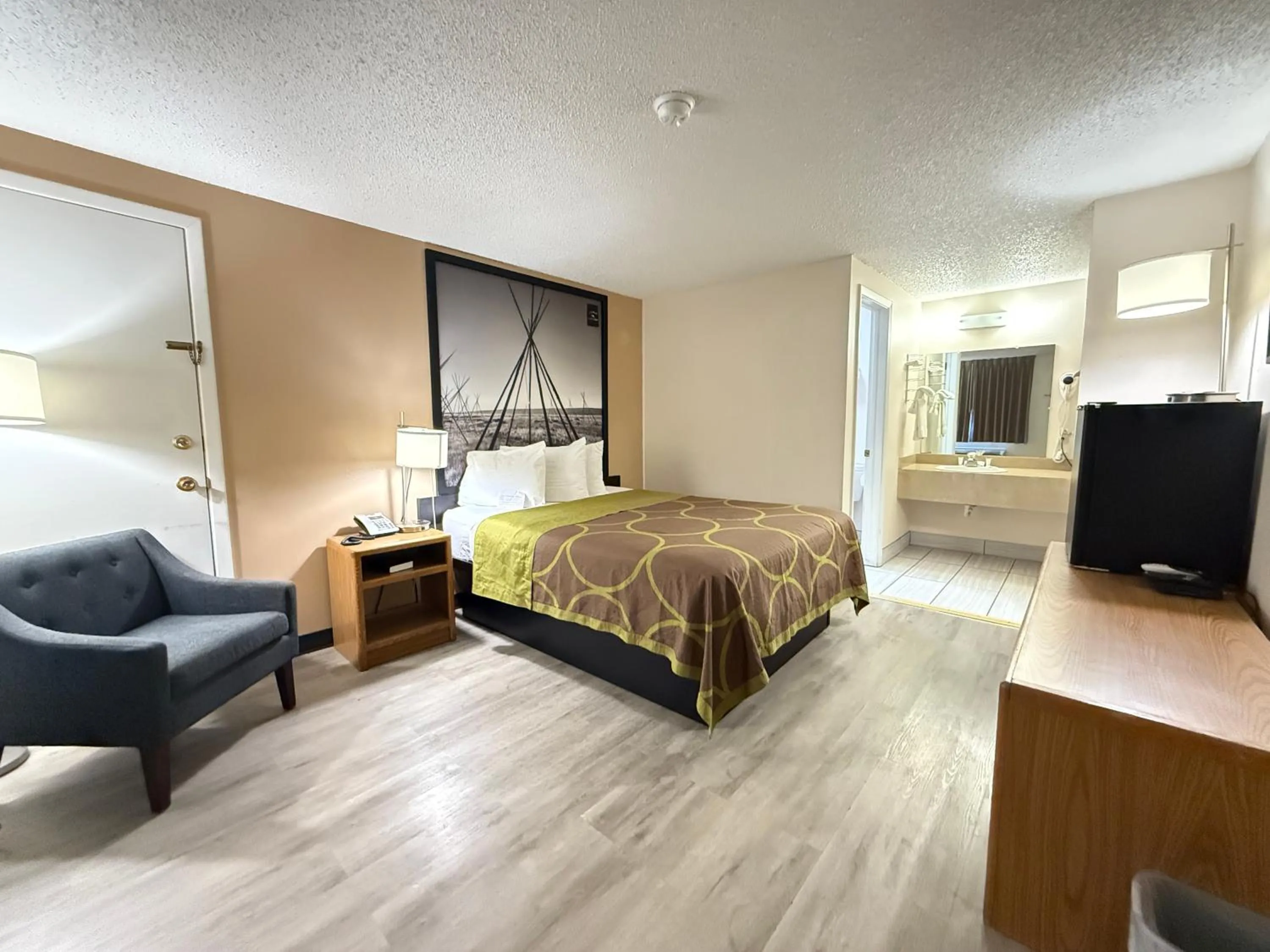 Bedroom, Bed in Hardin Lodge By Capital O Little Bighorn Battlefield I-90