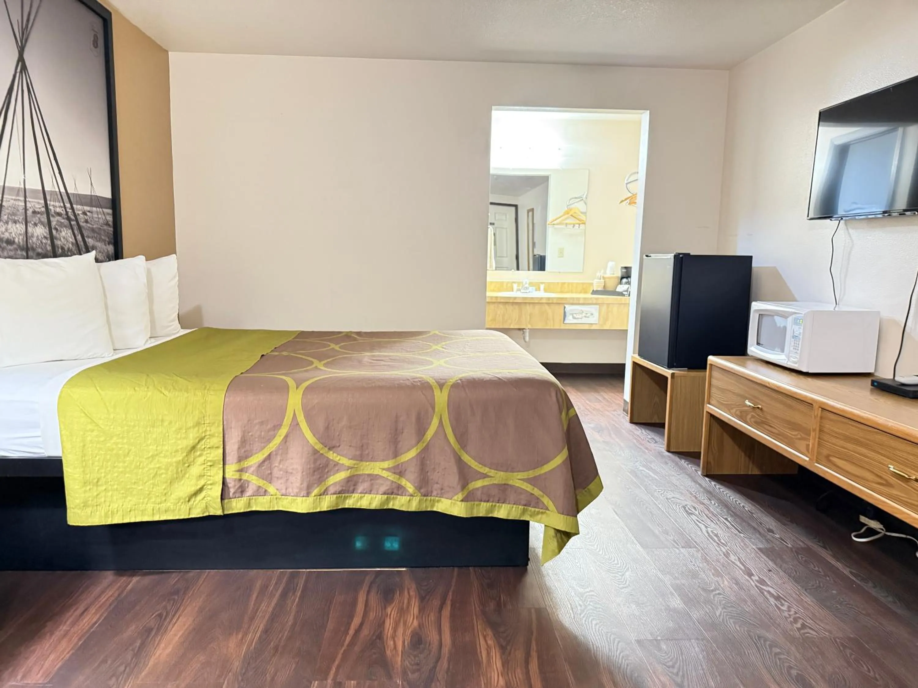 Bedroom, Bed in Hardin Lodge By Capital O Little Bighorn Battlefield I-90