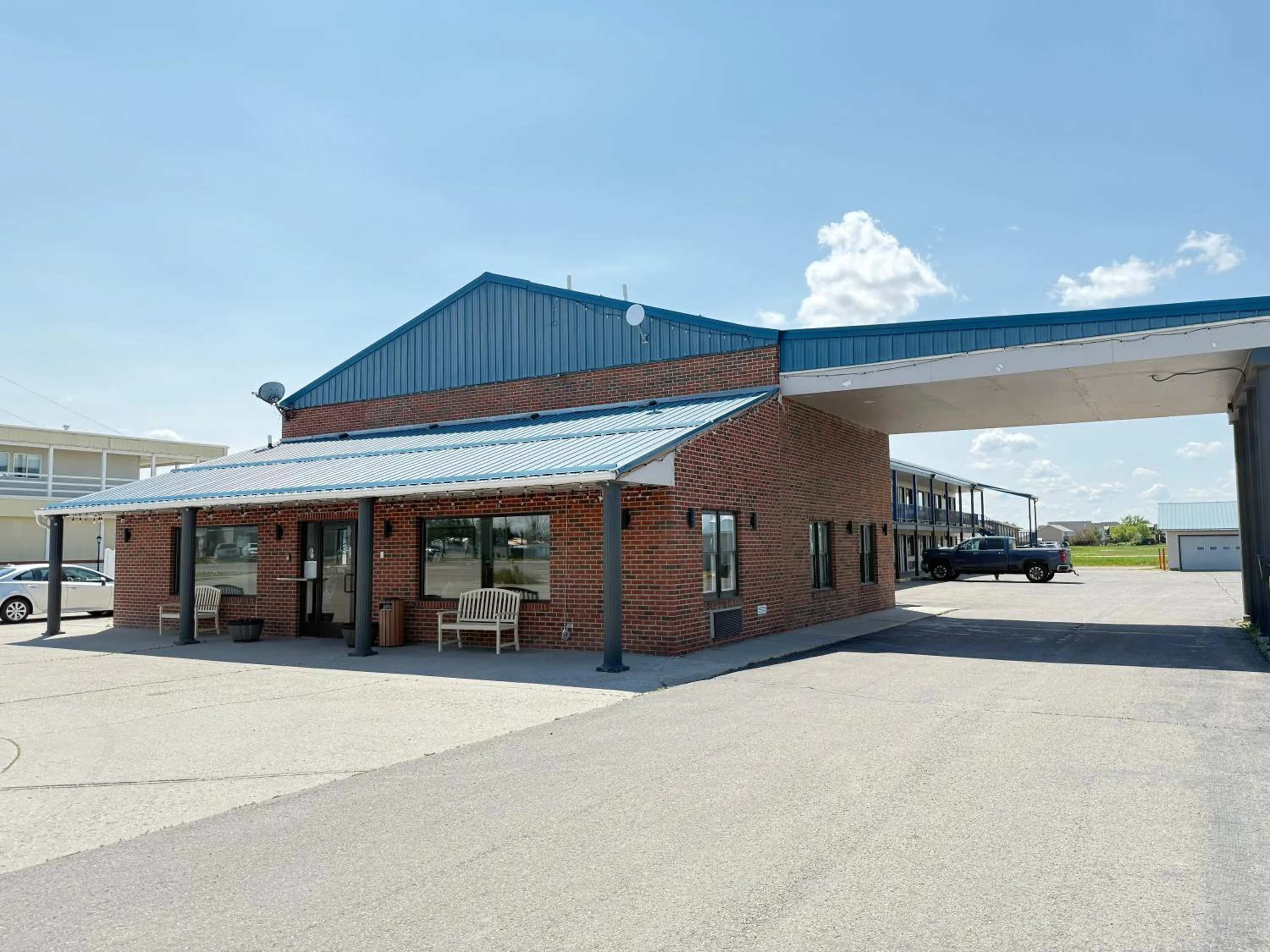 Facade/entrance in Hardin Lodge By Capital O Little Bighorn Battlefield I-90