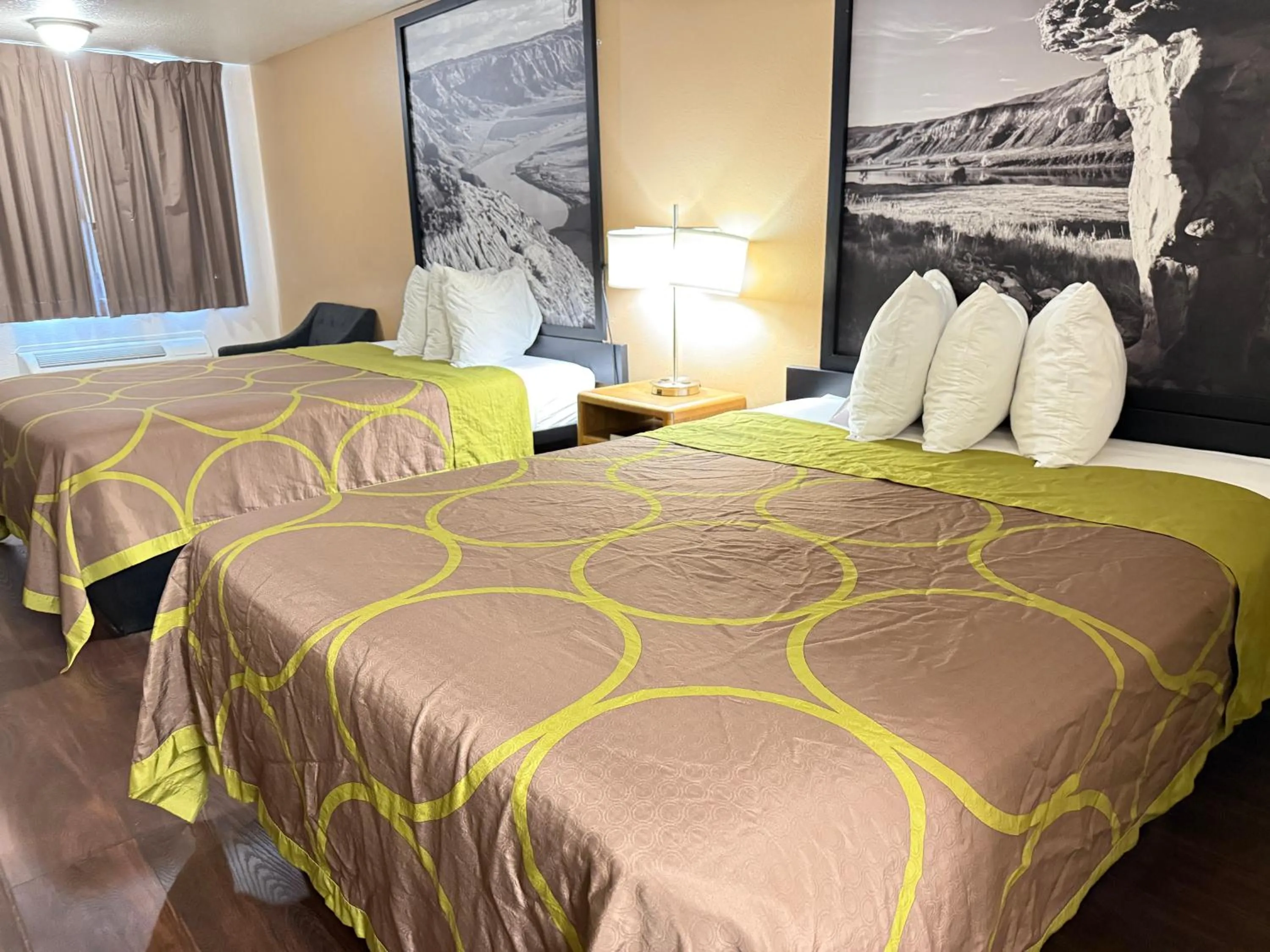 Bedroom, Bed in Hardin Lodge By Capital O Little Bighorn Battlefield I-90