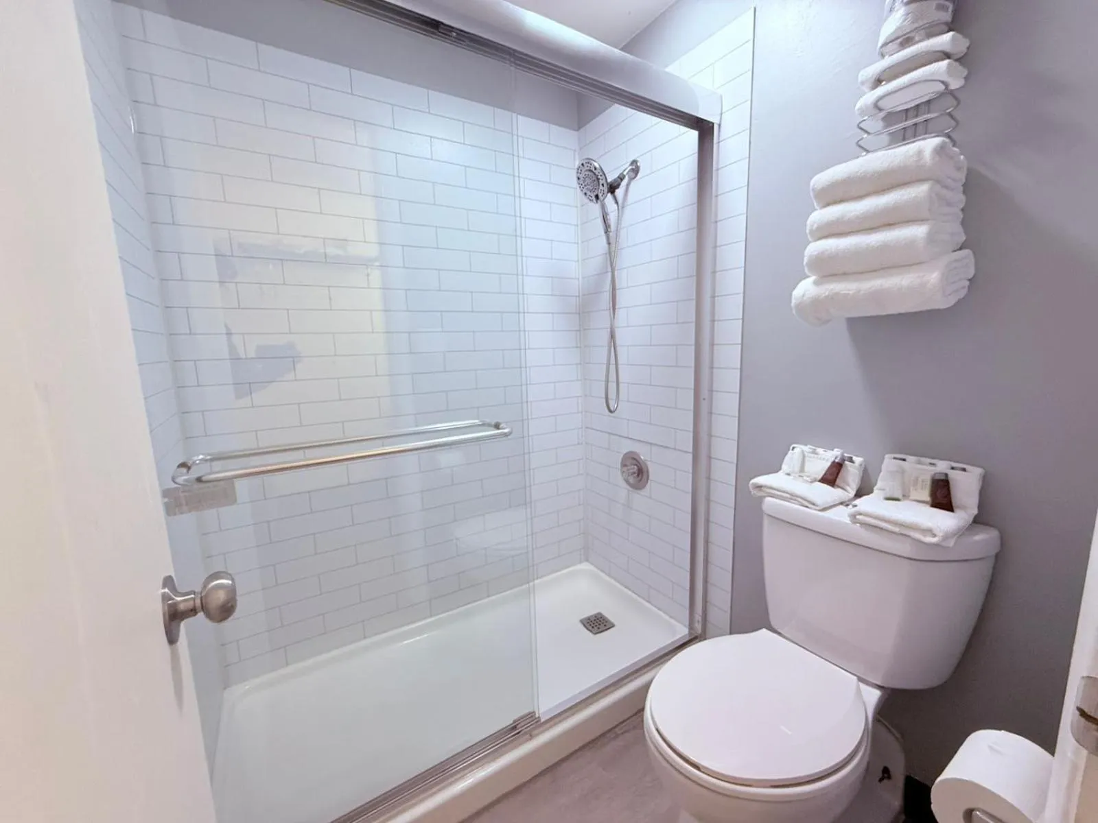 Bathroom in Hardin Lodge By Capital O Little Bighorn Battlefield I-90