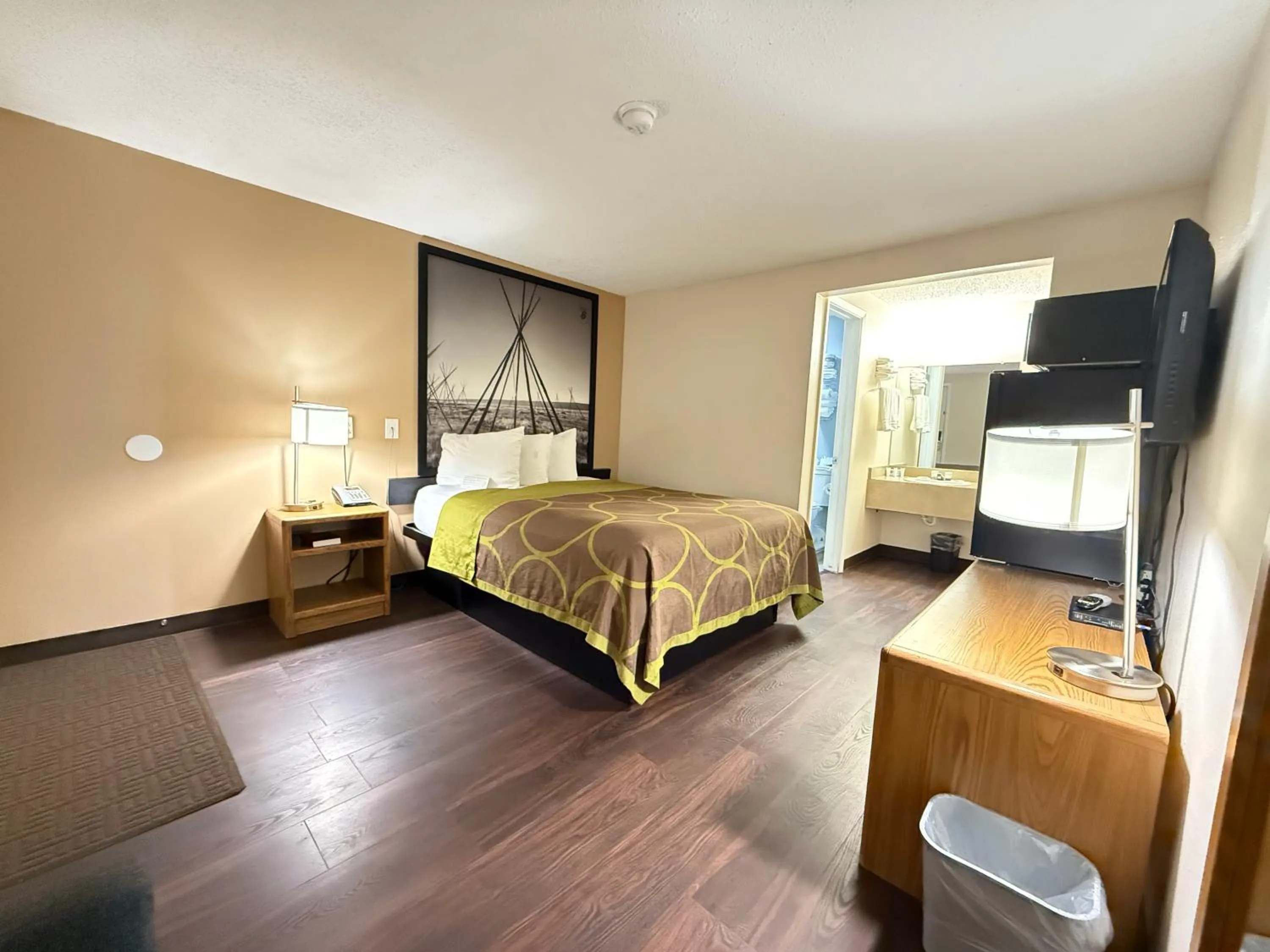 Bedroom, Bed in Hardin Lodge By Capital O Little Bighorn Battlefield I-90