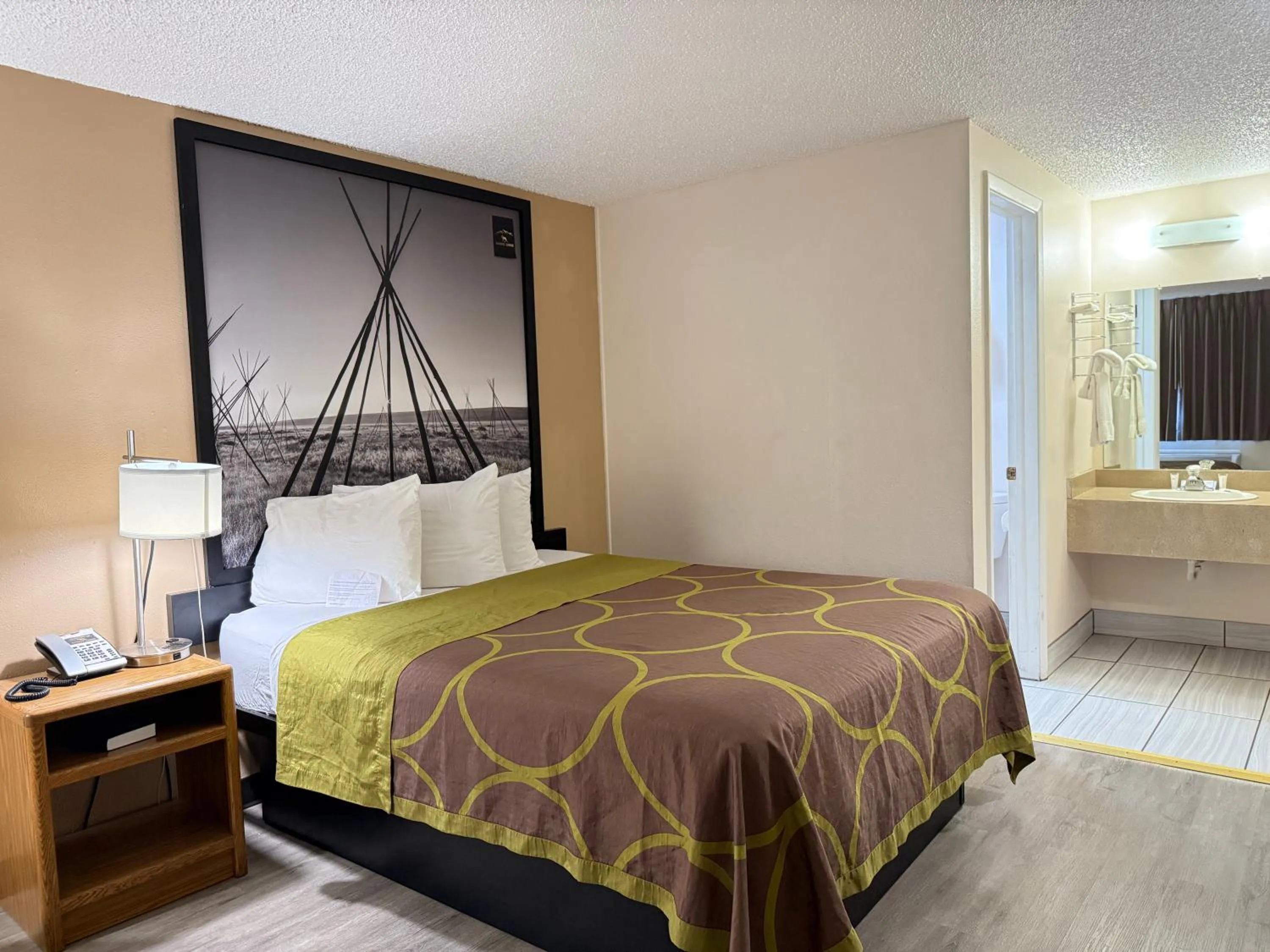 Bedroom, Bed in Hardin Lodge By Capital O Little Bighorn Battlefield I-90