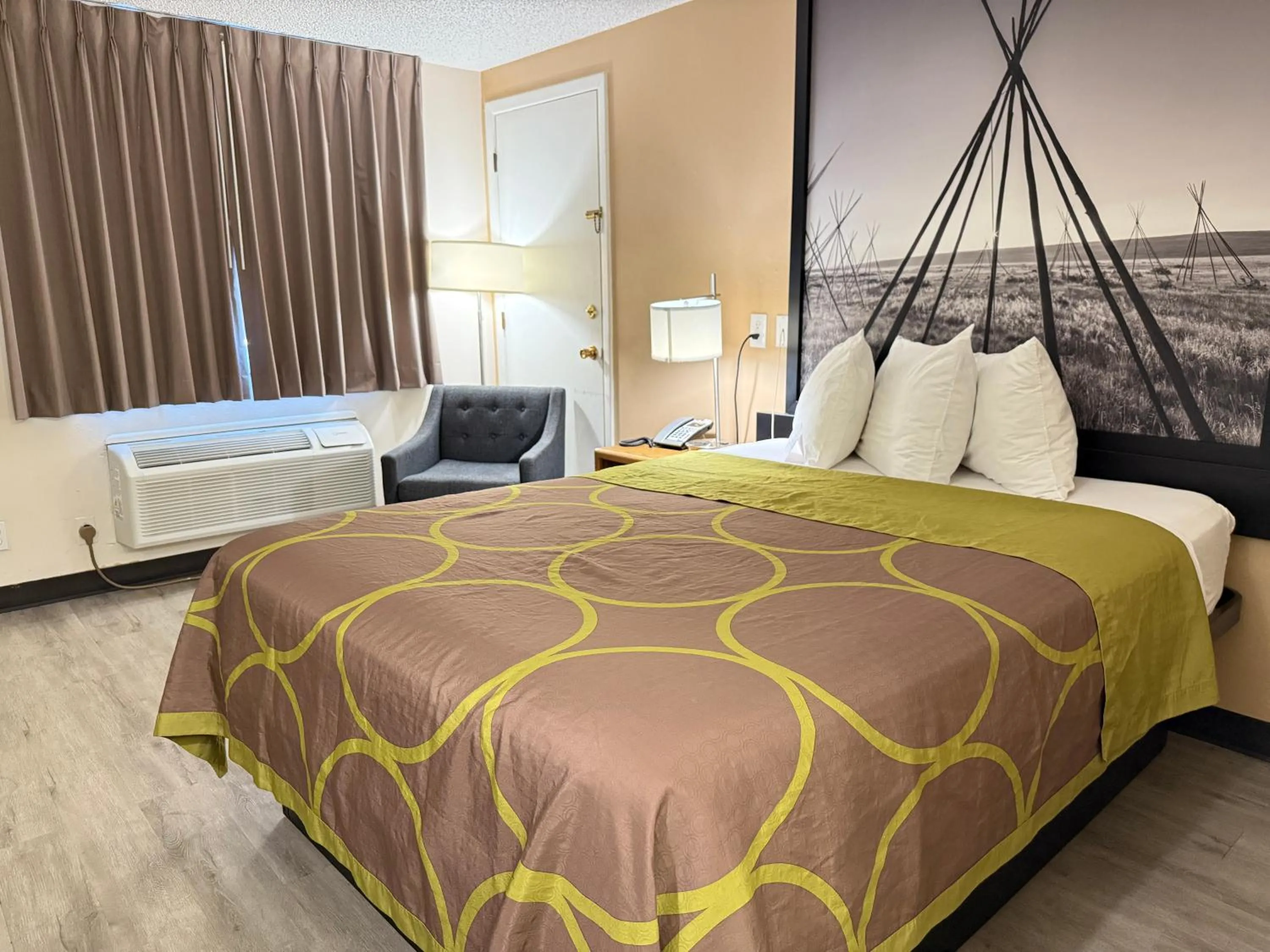 Bedroom, Bed in Hardin Lodge By Capital O Little Bighorn Battlefield I-90