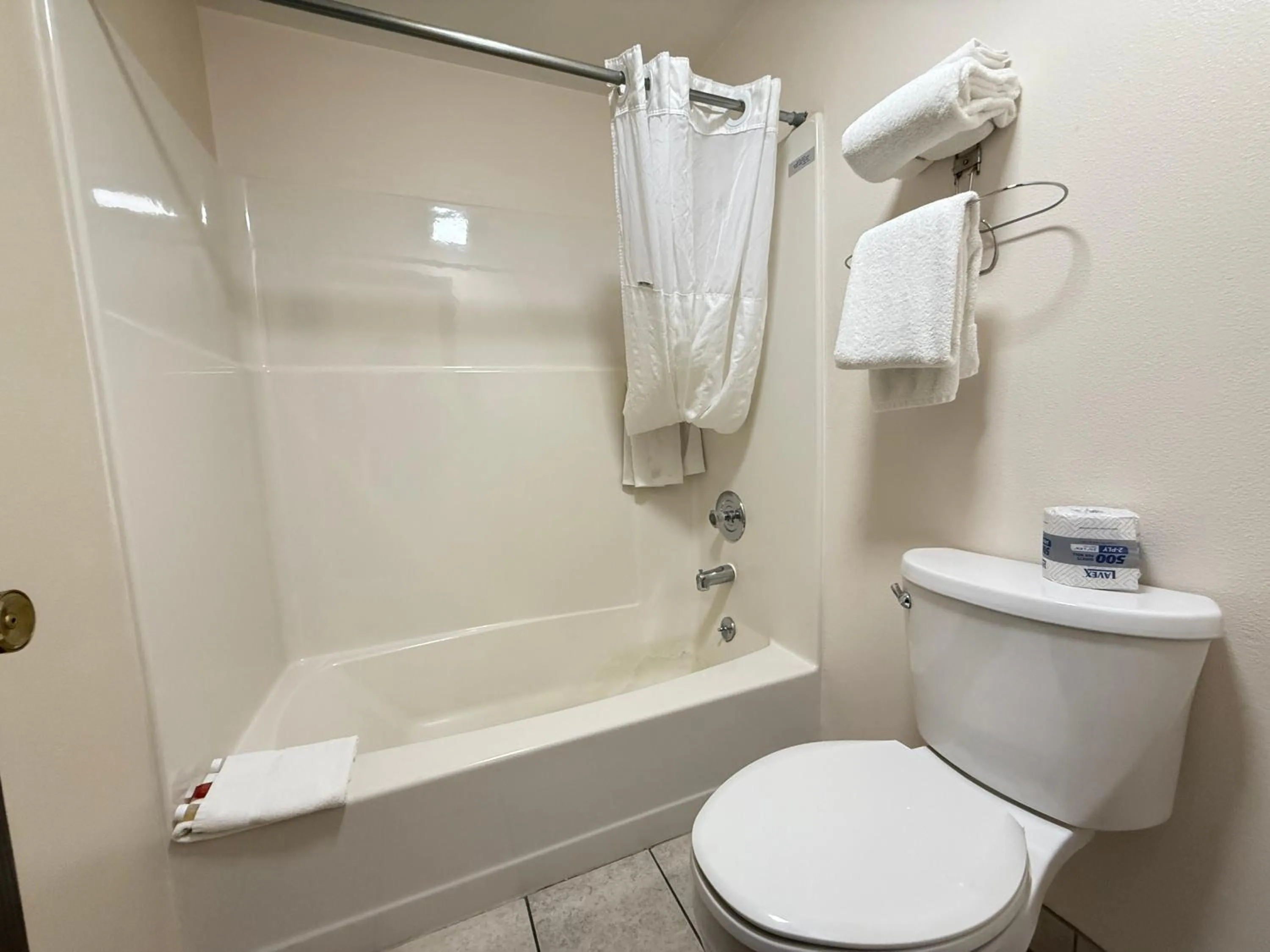 Bathroom in Hardin Lodge By Capital O Little Bighorn Battlefield I-90