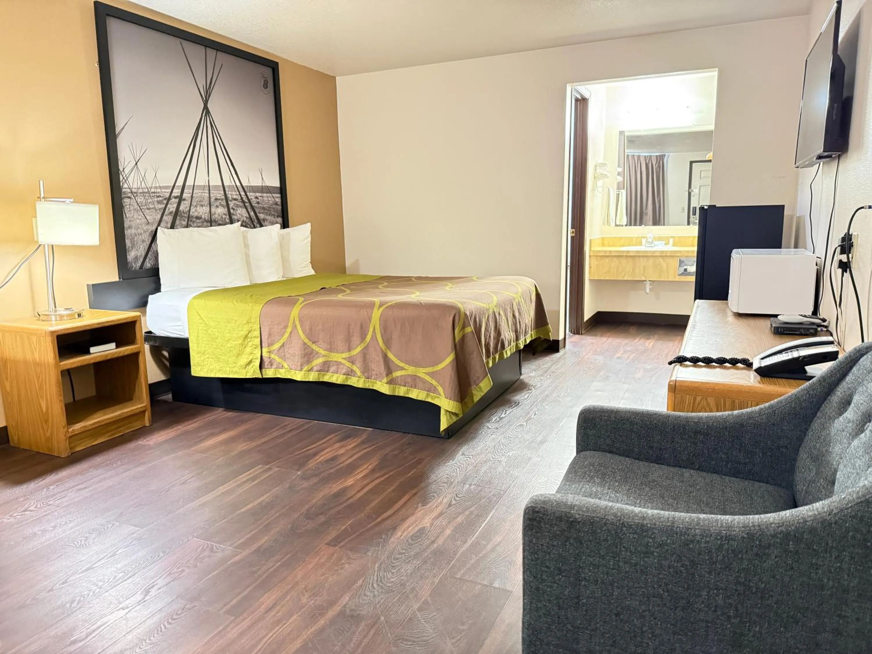 Bedroom, Bed in Hardin Lodge By Capital O Little Bighorn Battlefield I-90